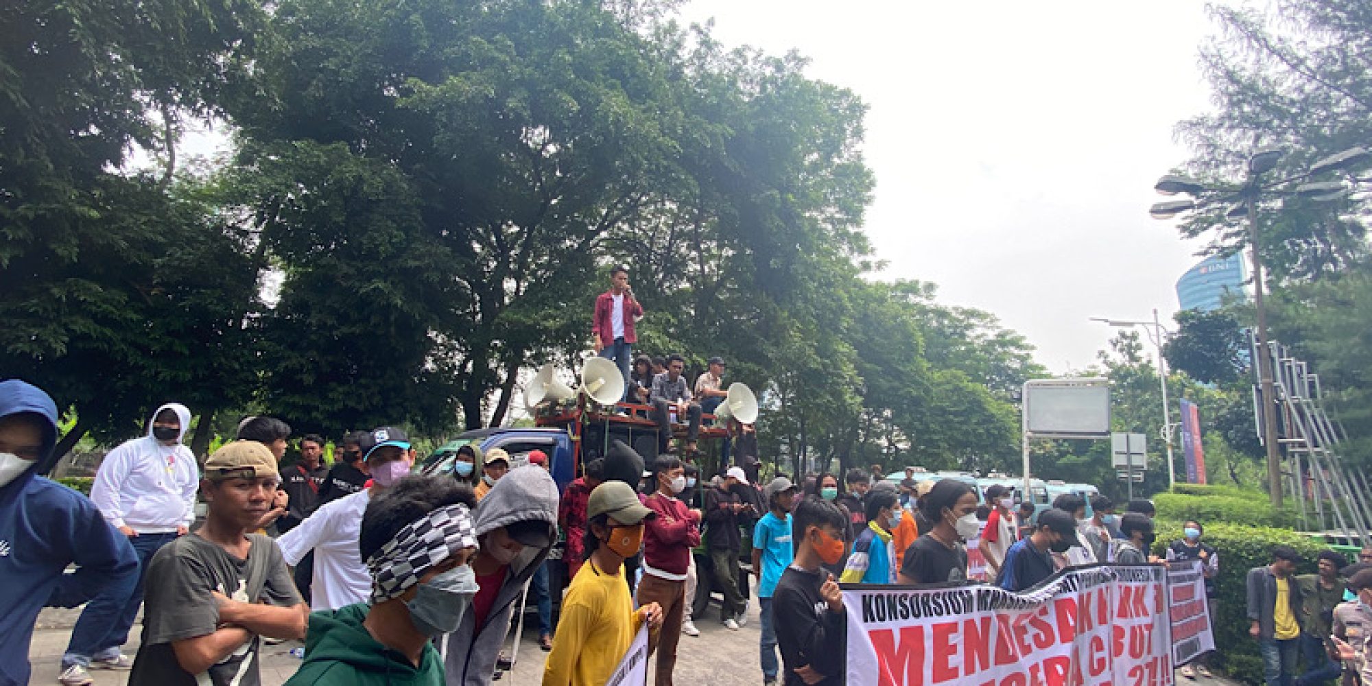 Ratusan Masa Demo di KLHK RI, Meminta IPPKH PT. KMS 27 Segera di Cabut