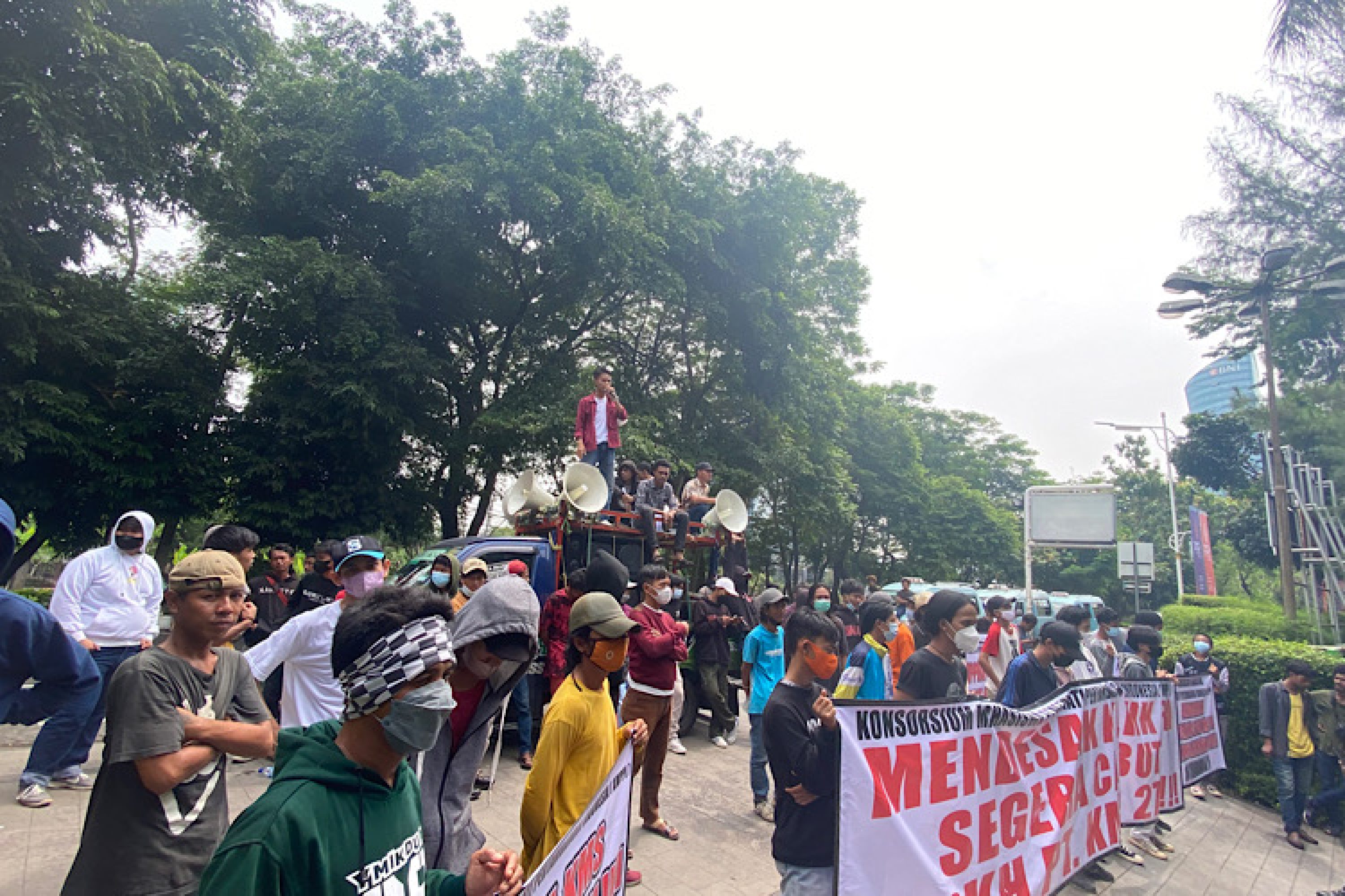 Ratusan Masa Demo di KLHK RI, Meminta IPPKH PT. KMS 27 Segera di Cabut