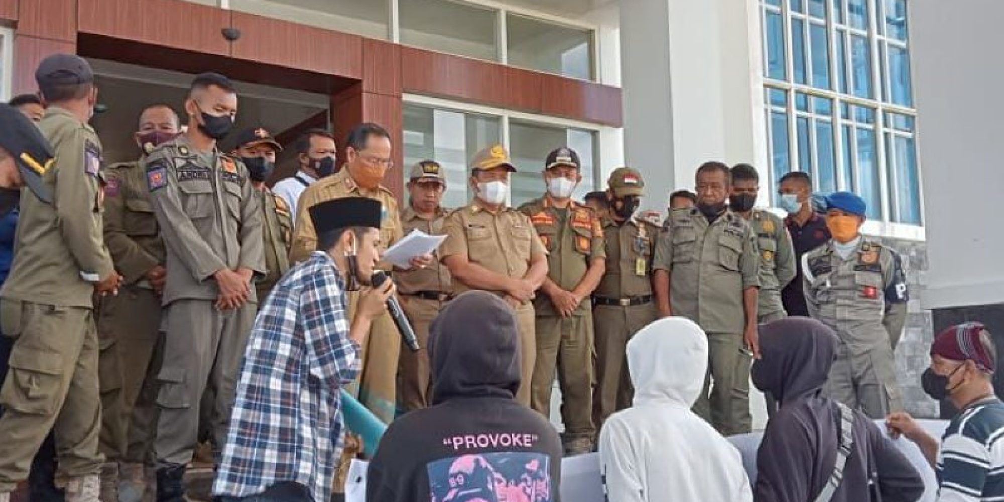 Lintasi Jalan Umum, PT. WIN Di Demo