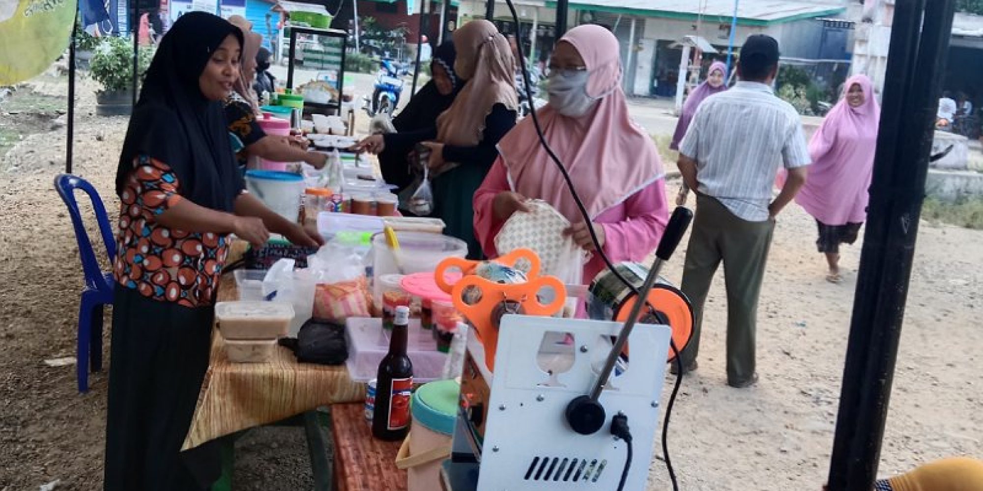 Sediakan Berbagai Macam Menu Buka Puasa, Pasar Ramadhan Desa Motaha di Serbu Ratusan Pembeli