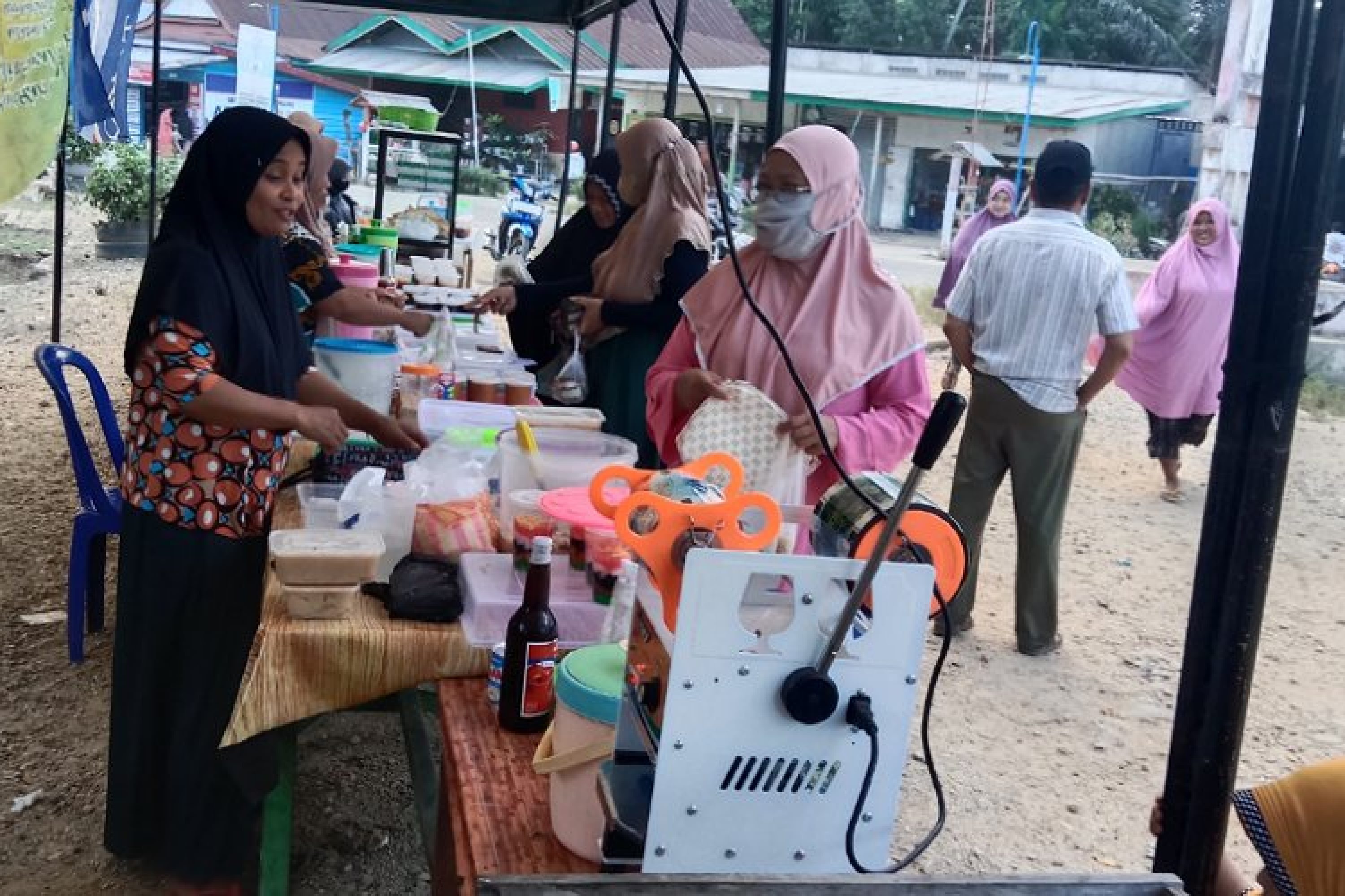 Sediakan Berbagai Macam Menu Buka Puasa, Pasar Ramadhan Desa Motaha di Serbu Ratusan Pembeli
