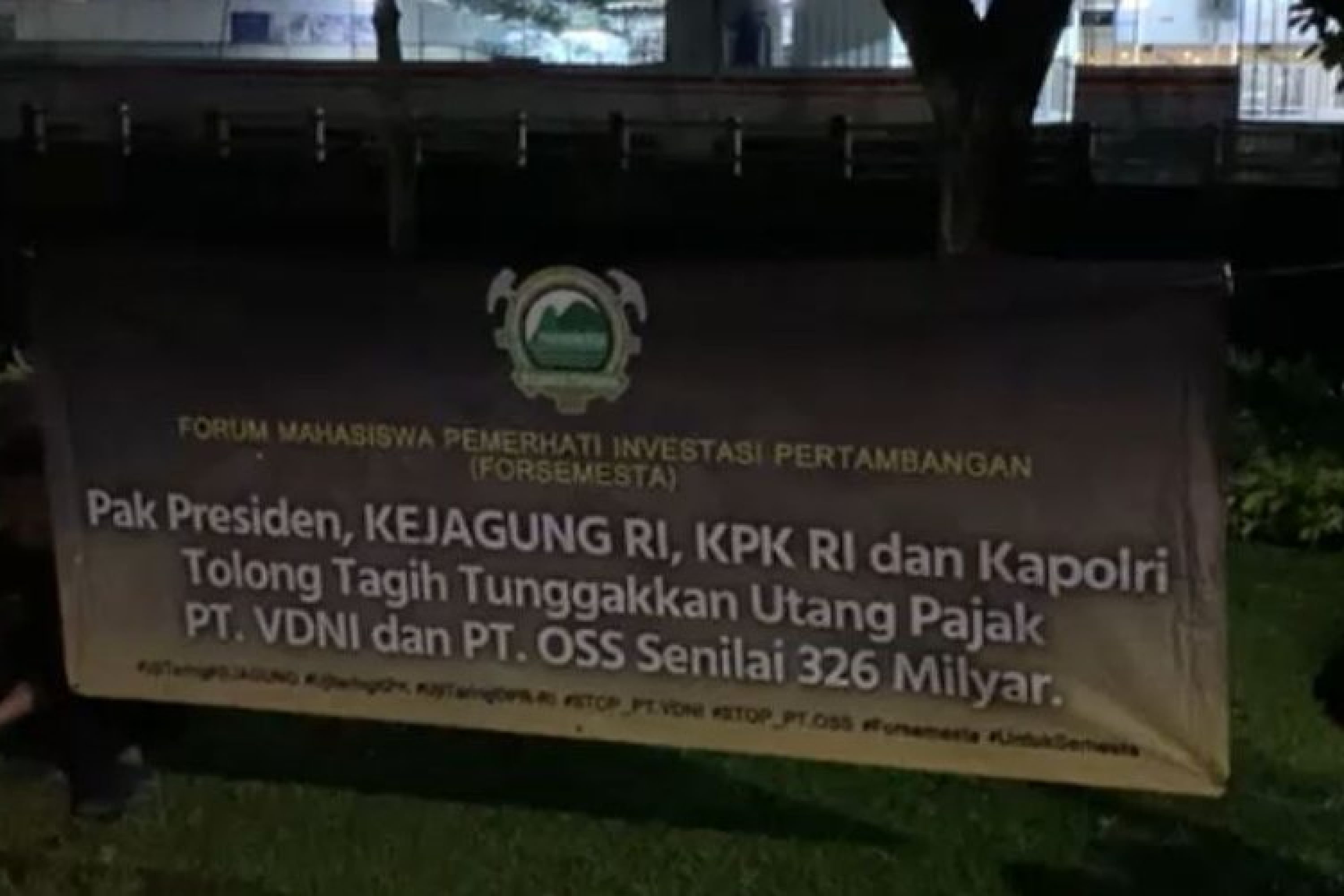 Ratusan Spanduk Yang Terpasang Disudut Kota Jakarta, Berisikan Proses Hukum Tunggakan Utang Pajak PT. VDNI Dan PT. OSS