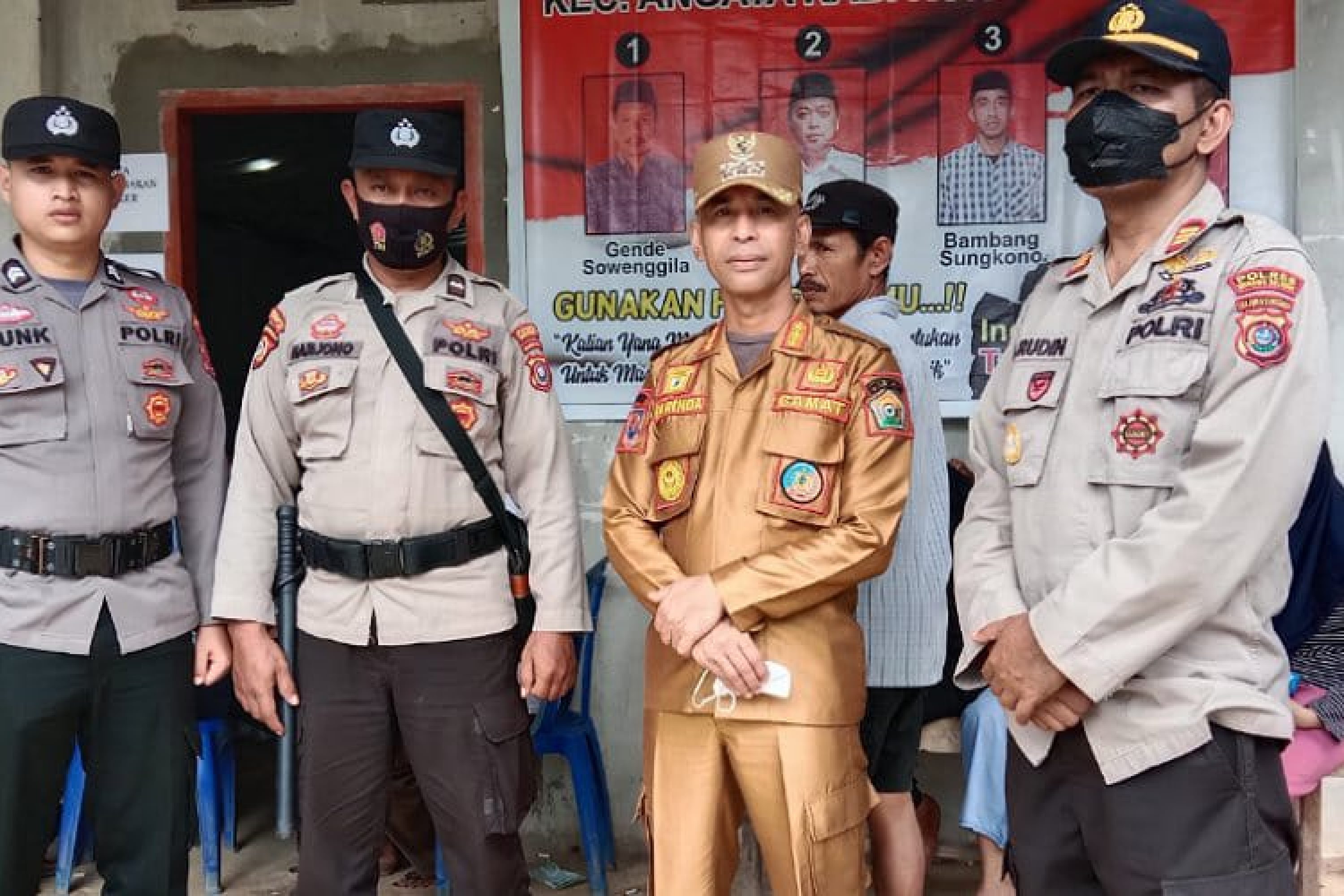 Pantau Pilkades di Wilayahnya, Camat Angata Bersama Kapolsek Lakukan Monitoring Sampai ke TPS