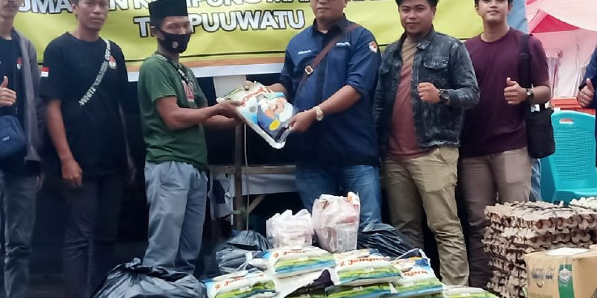 Dalam Rangka HUT Ke I, LPMT SULTRA Berbagi Sembako Kepada Korban Kebakaran di TPA