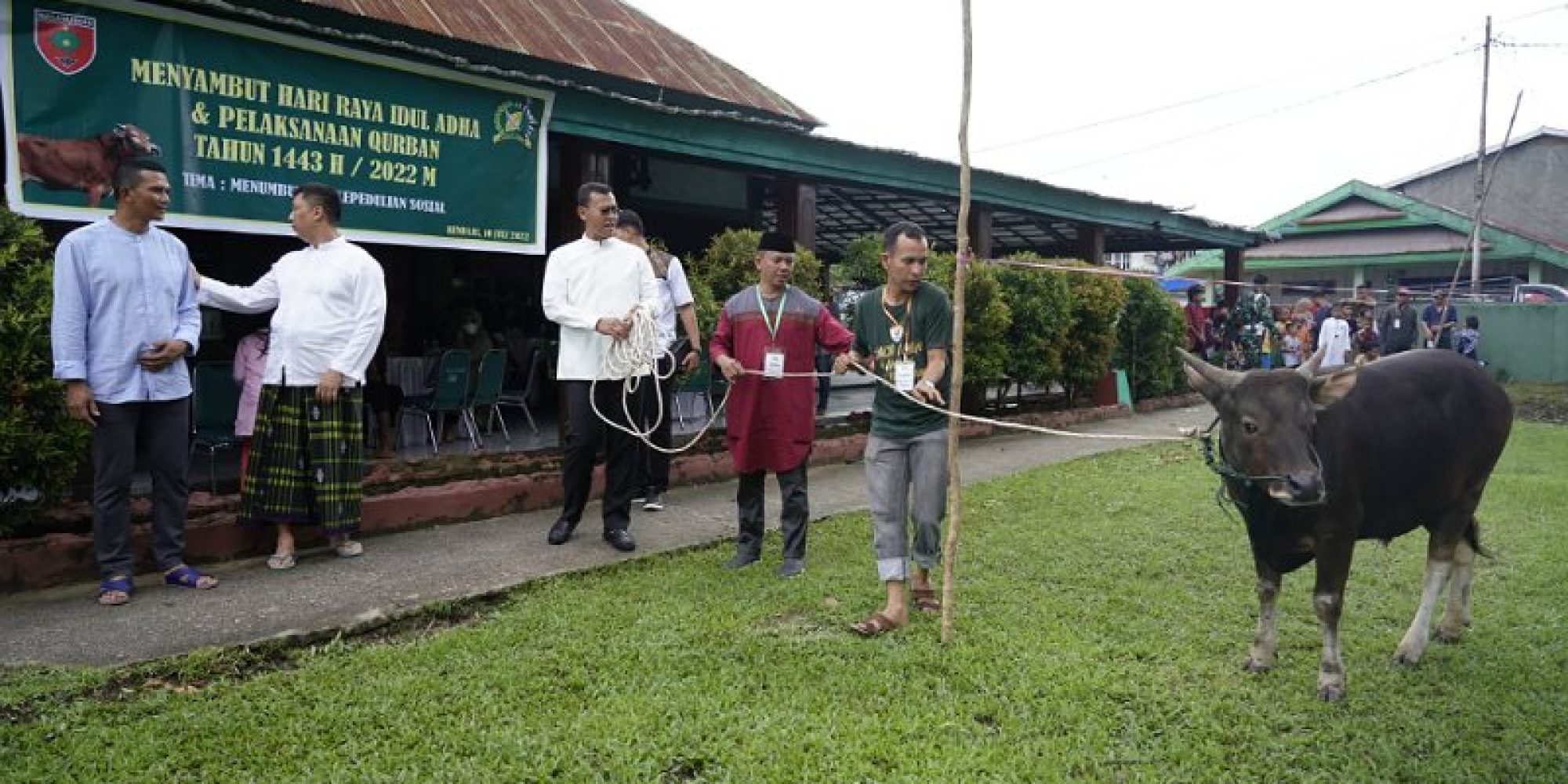 Idul Adha 2022, Danrem 143/HO Serahkan  Hewan Kurban 20 Ekor Sapi di Masjid Al Askariah