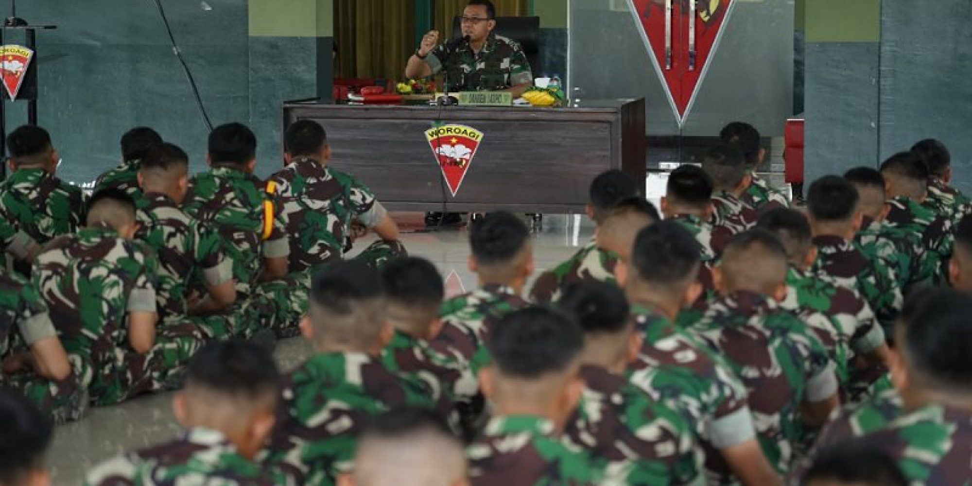 Jelang Pemberangkatan Tugas Ke Papua, Danrem 143/HO memberikan pengarahan kepada personel Yonif 725/Woroagi