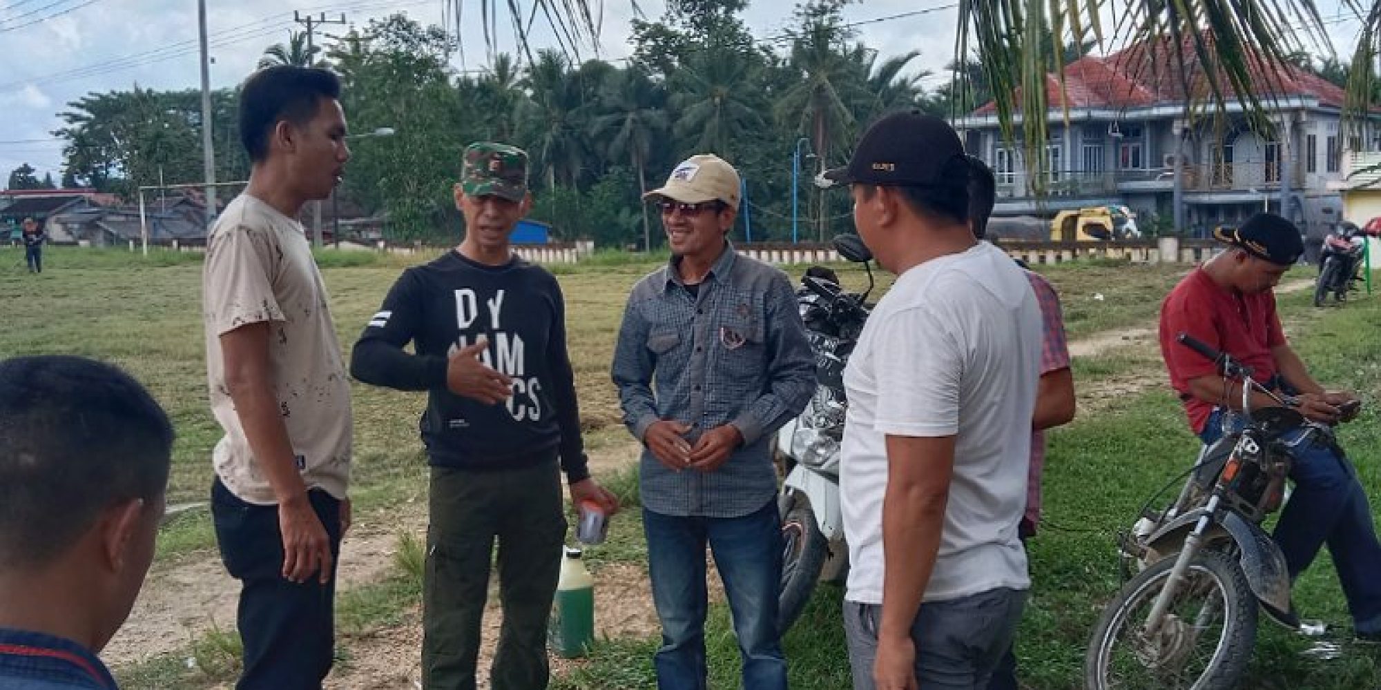 Jelang Pembukaan HUT RI yang ke-77, Camat Angata Pimpin Kerja Bakti di Lapangan Sepak Bola