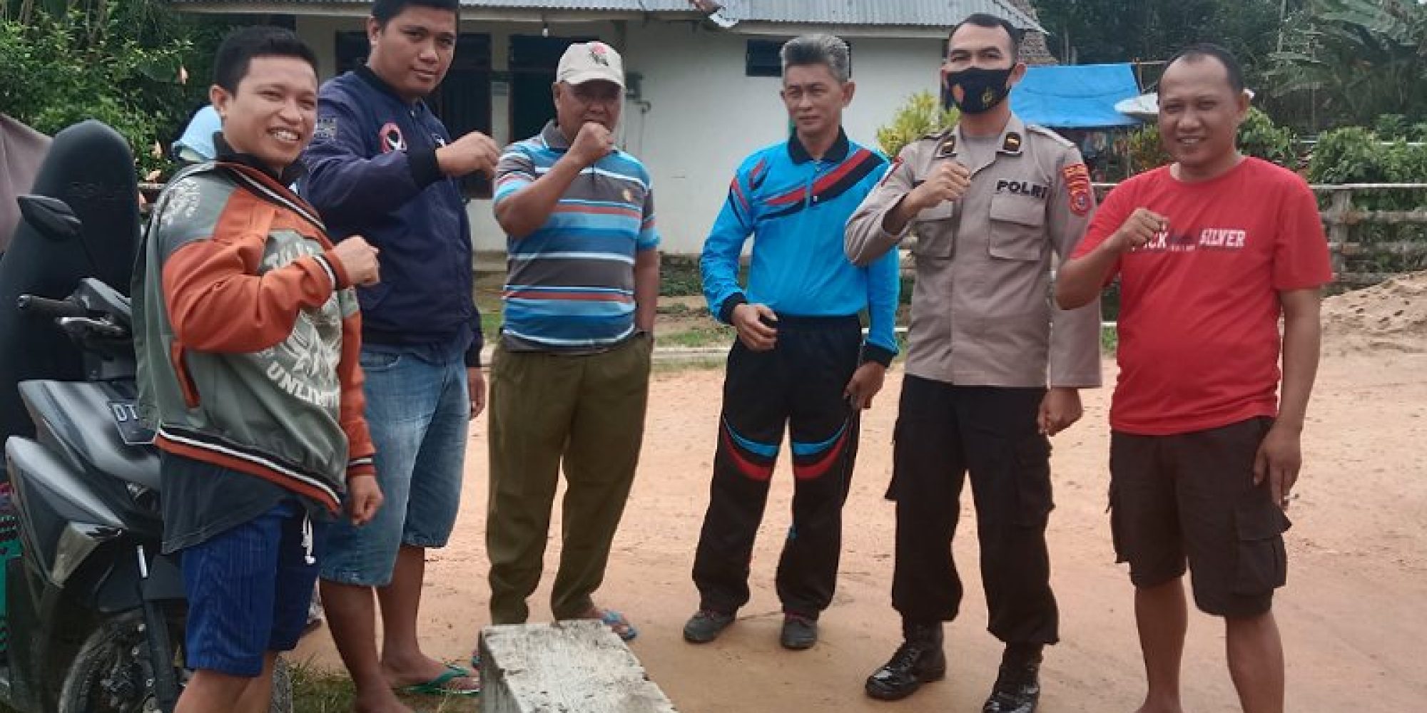 Berikan Rasa Aman Kepada Penjual Dan Pembeli, Kanit Binmas Polsek Angata Sambangi Pasar Lamooso
