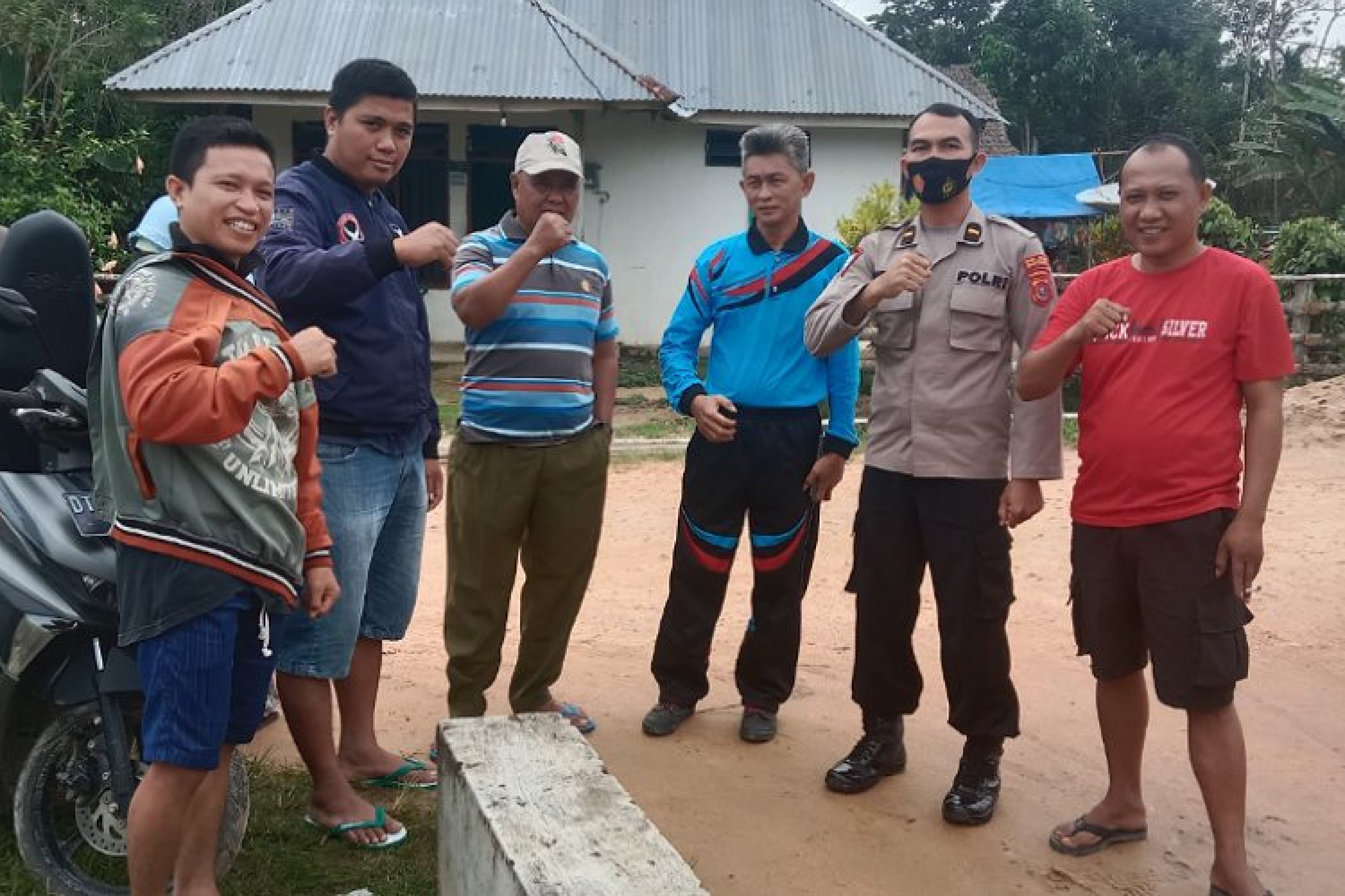 Berikan Rasa Aman Kepada Penjual Dan Pembeli, Kanit Binmas Polsek Angata Sambangi Pasar Lamooso