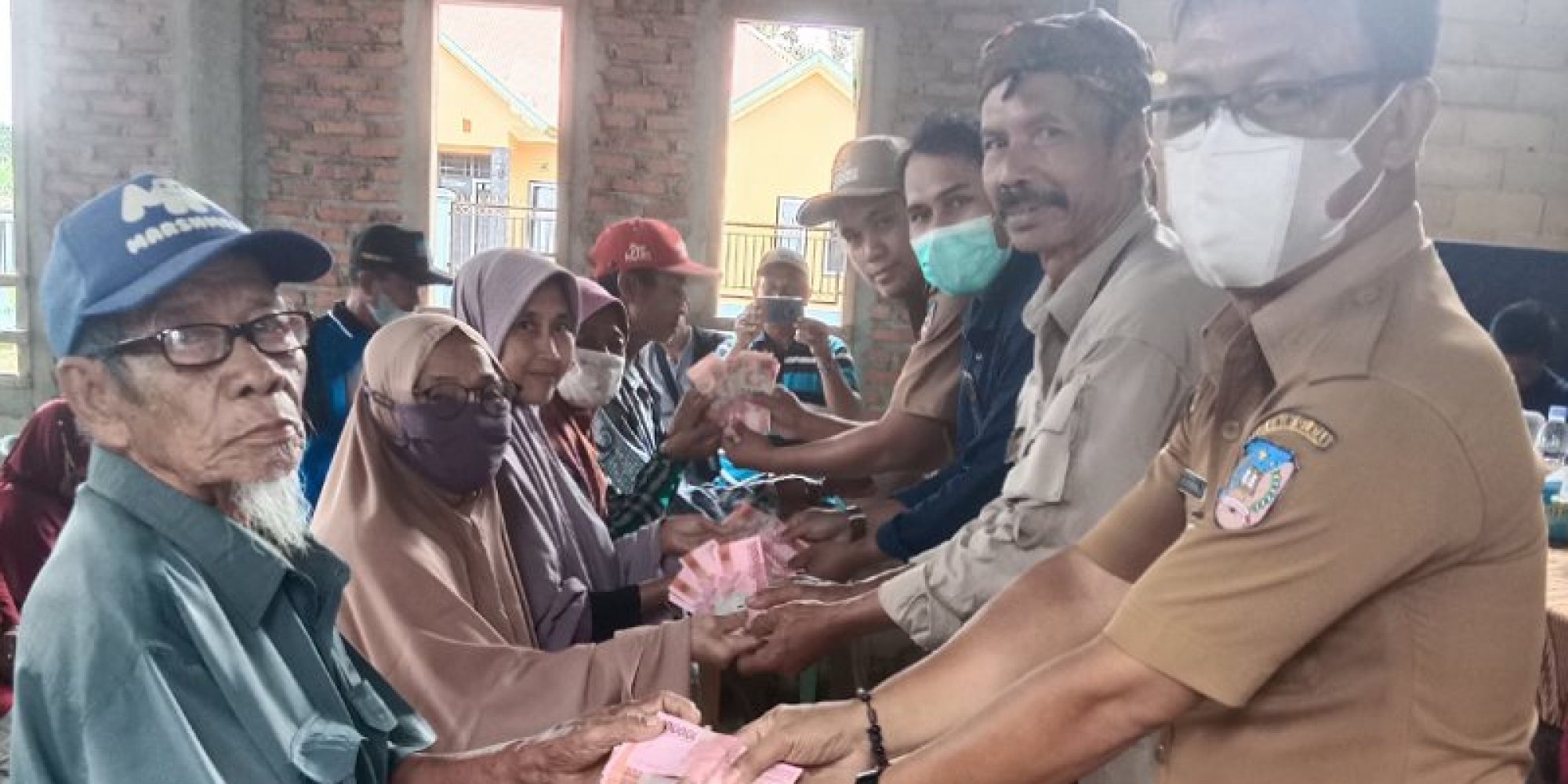 Salurkan BLT Tahap II, Kades Teteasa Harap DD Bisa Dirasakan Manfaatnya