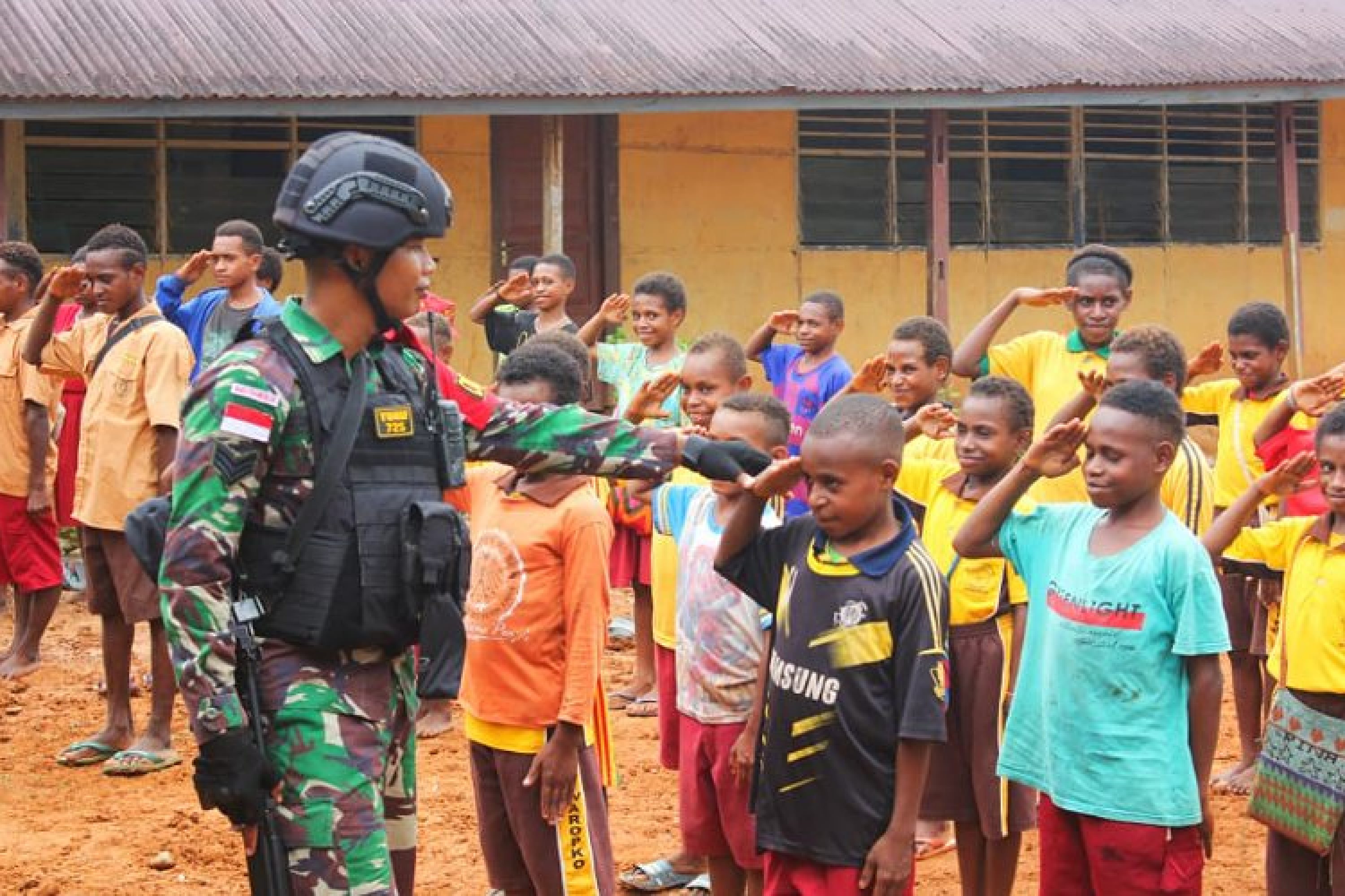 Tanamkan Sikap Disiplin Sejak Dini, Satgas Pamtas RI-PNG Yonif 725/Woroagi Latihkan PBB Siswa(i) SD Perbatasan