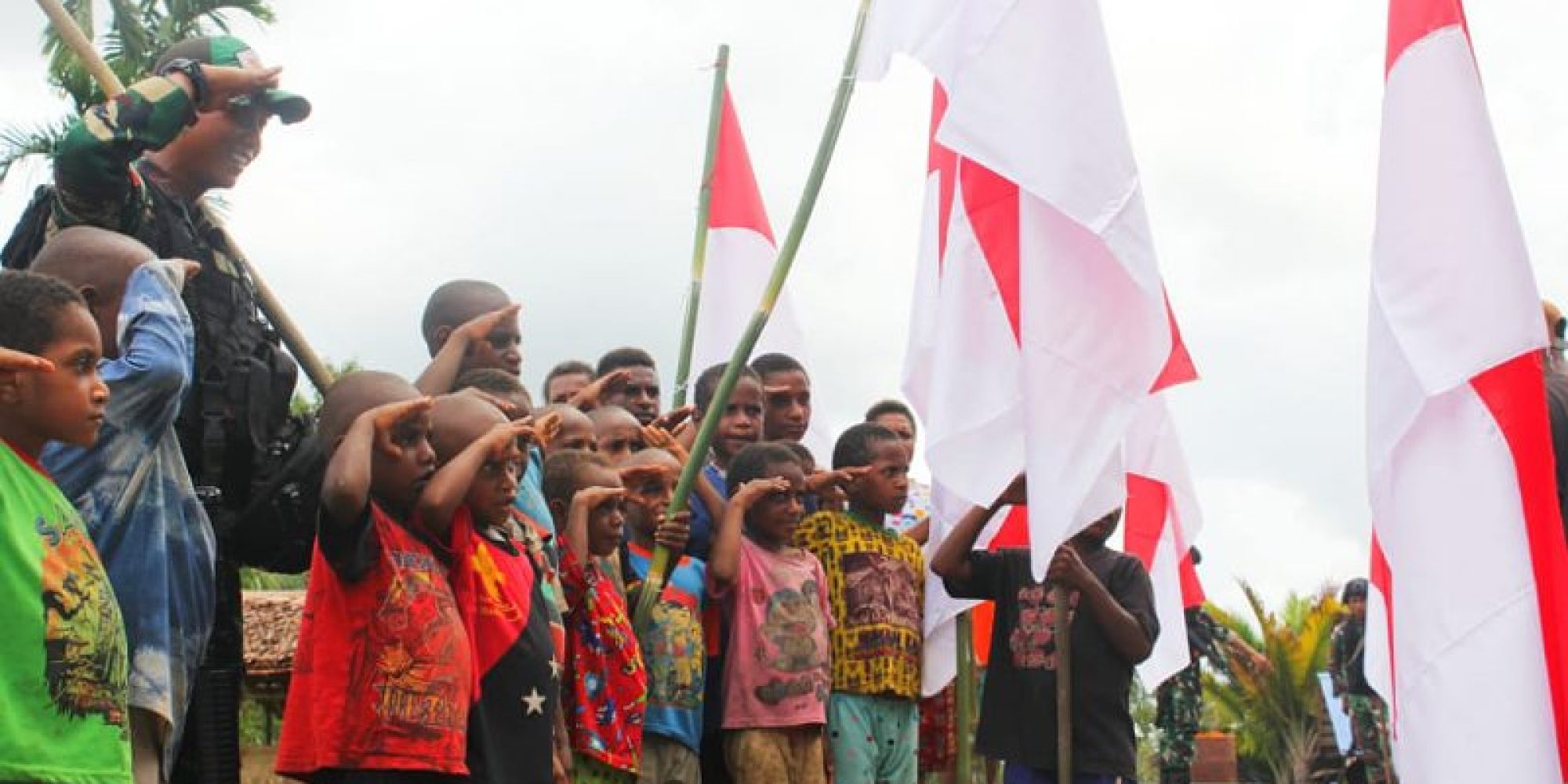Satgas Yonif 725/Woroagi Kibarkan Bendera Merah Putih Bersama Warga Perbatasan