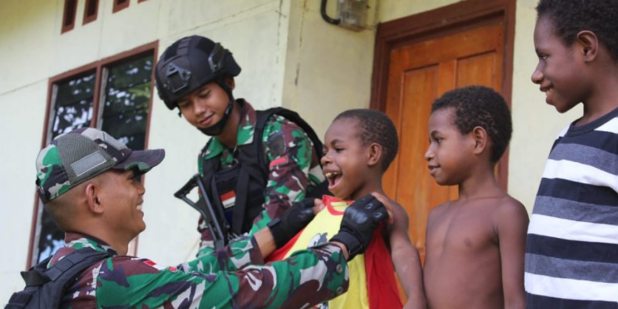 Peduli Dengan Masyarakat, Satgas Pamtas RI-PNG Yonif 725/Woroagi Bagikan Pakaian Layak Pakai