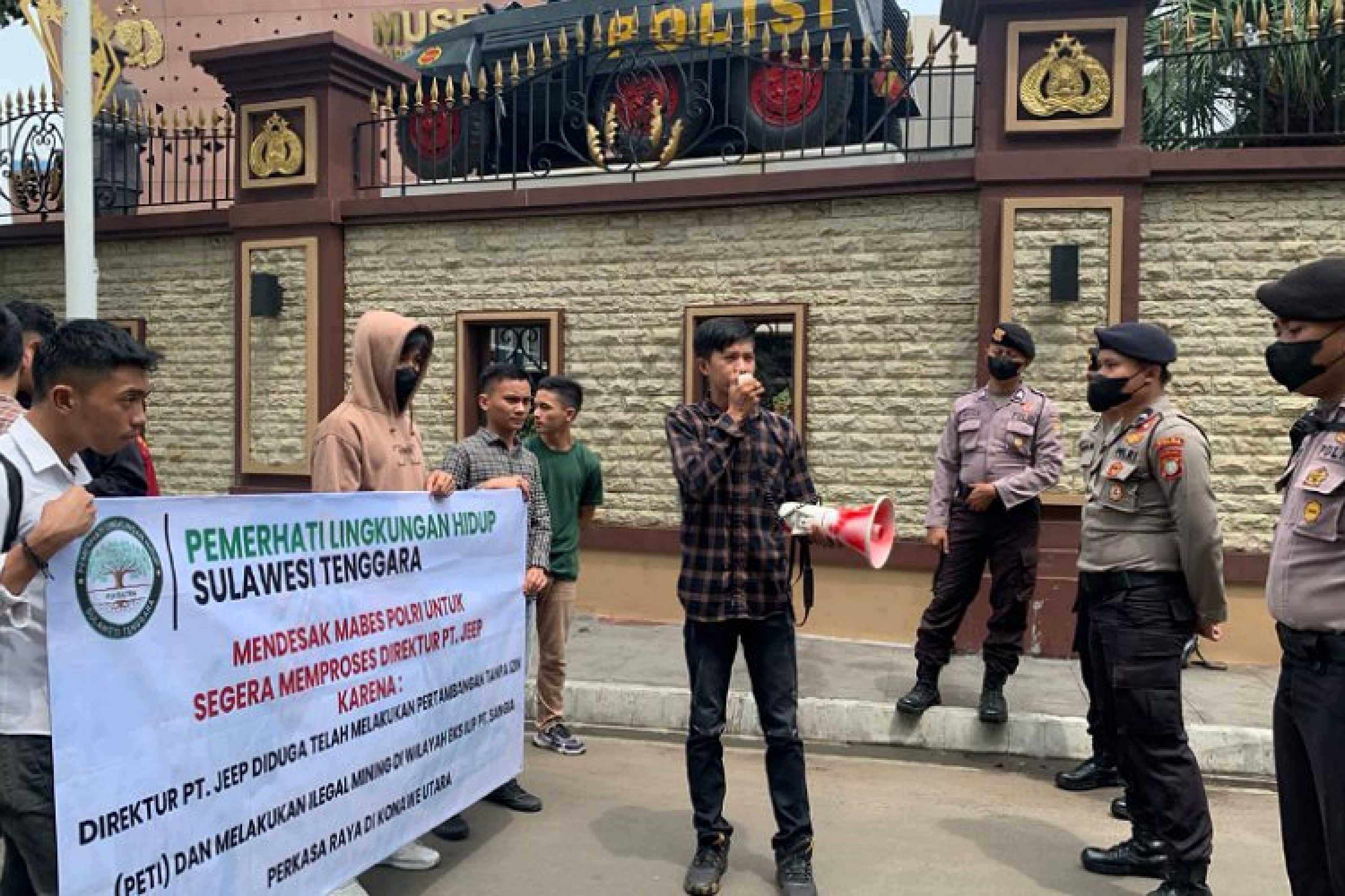 Diduga Melakukan Penambang Tanpa Izin, PLH Sultra Minta APH Jangan Tutup Mata