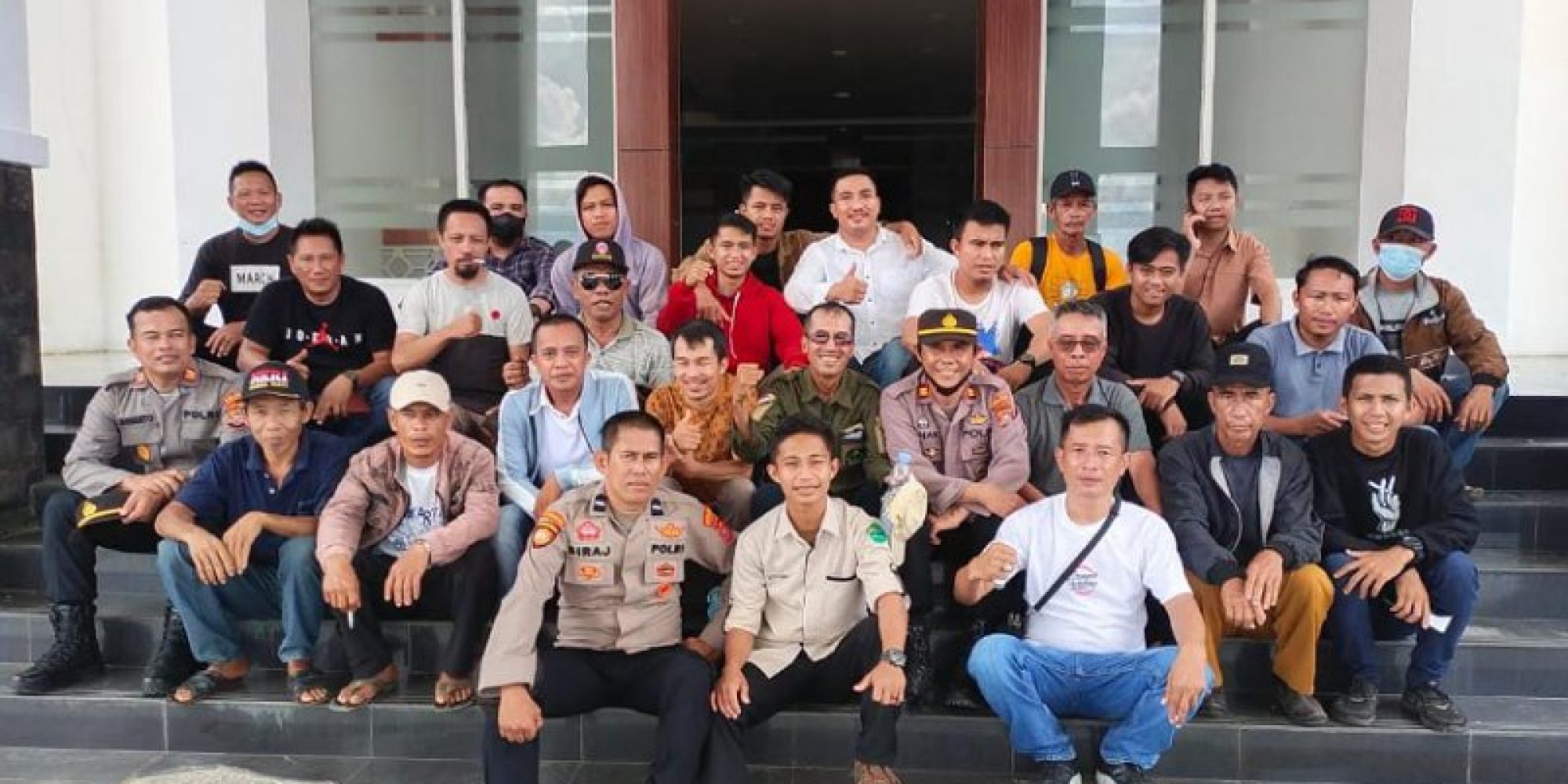 Puluhan Massa Unras Dikantor Bupati Konsel Minta Camat Angata Segera Diganti
