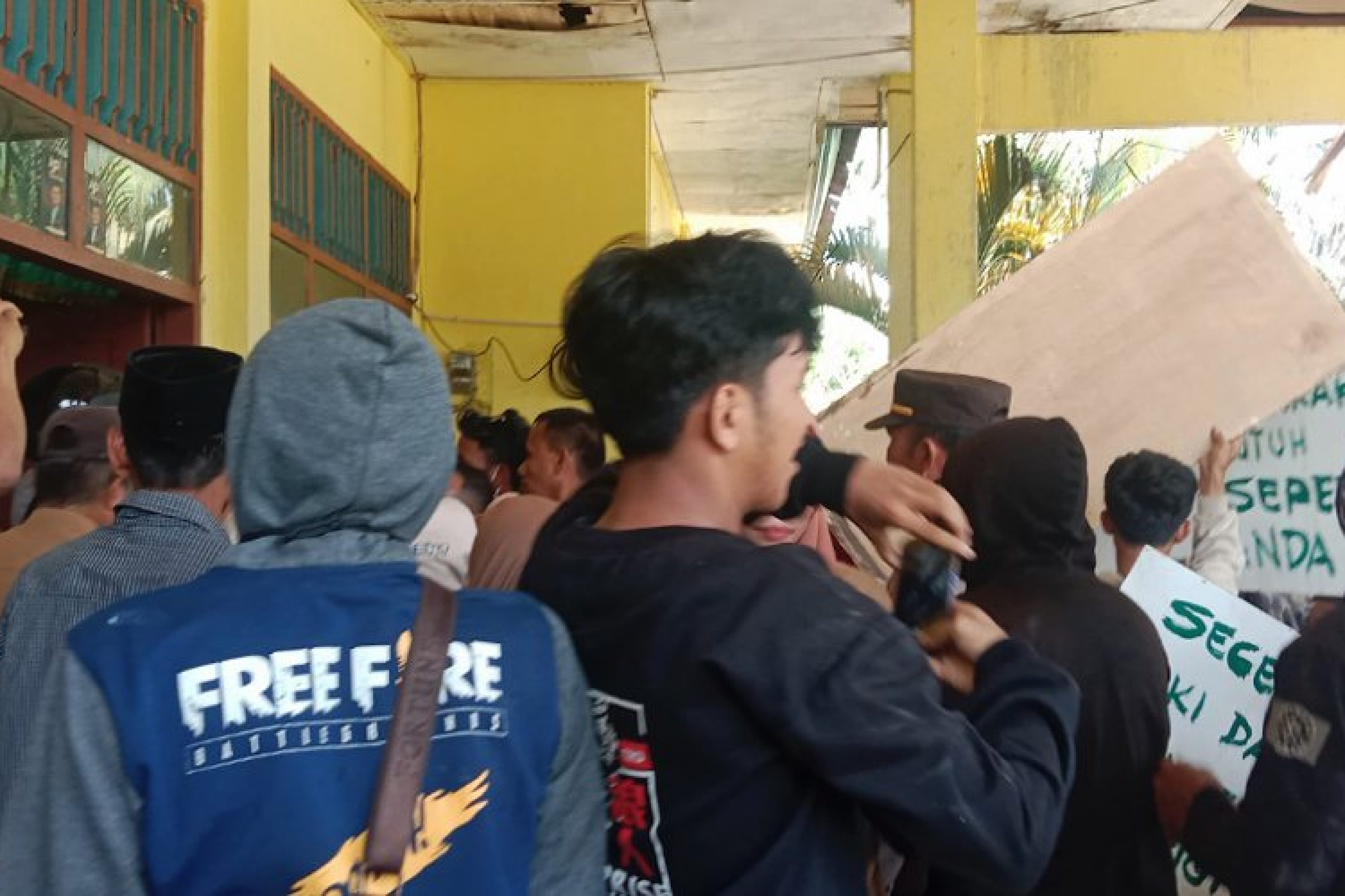 Duduki Kantor Camat, Massa Minta La Anda Segera Angkat Kaki