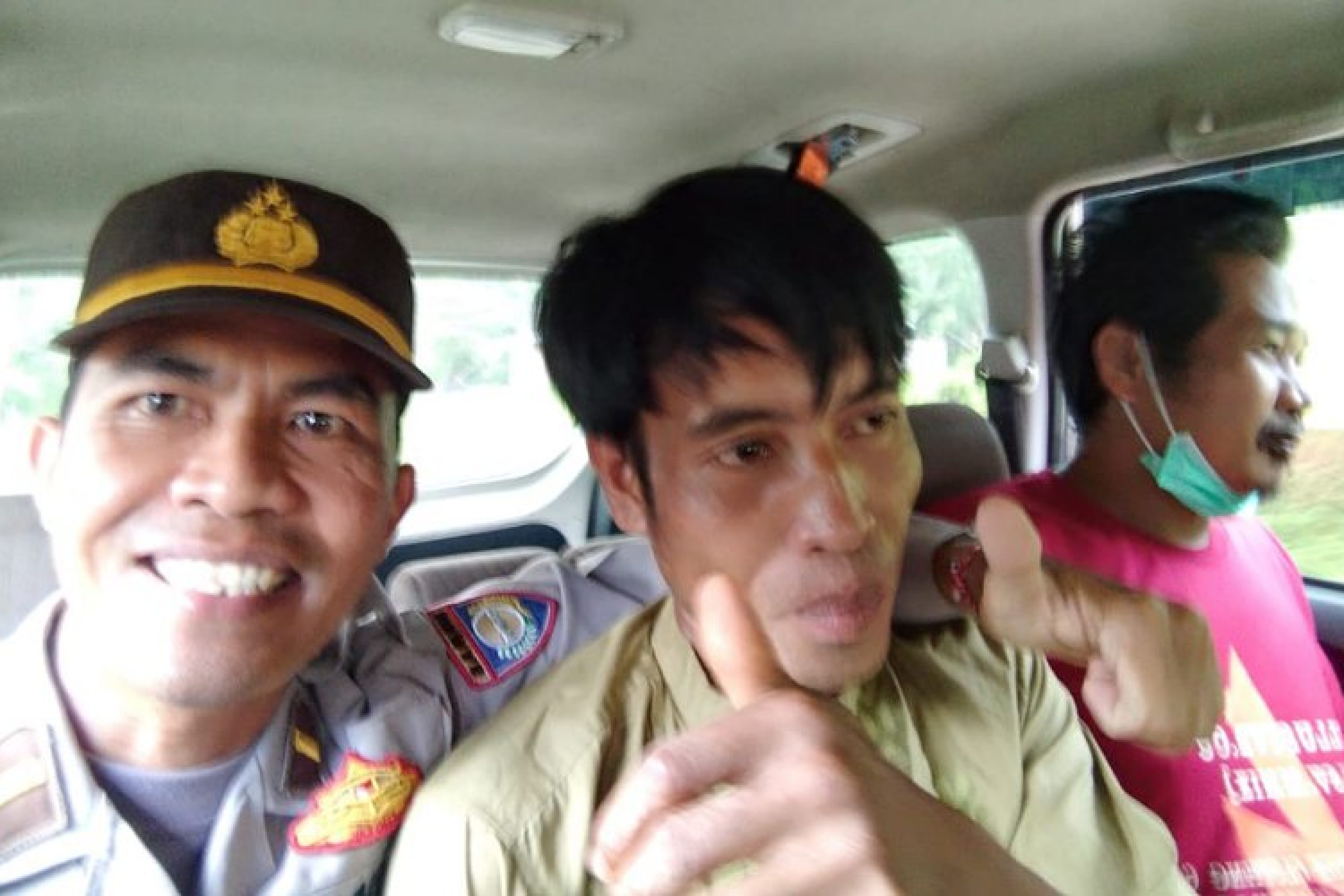 Kanit Binmas Polsek Angata Dan Warga Berhasil mengevakuasi Orang Dengan Gangguan Jiwa
