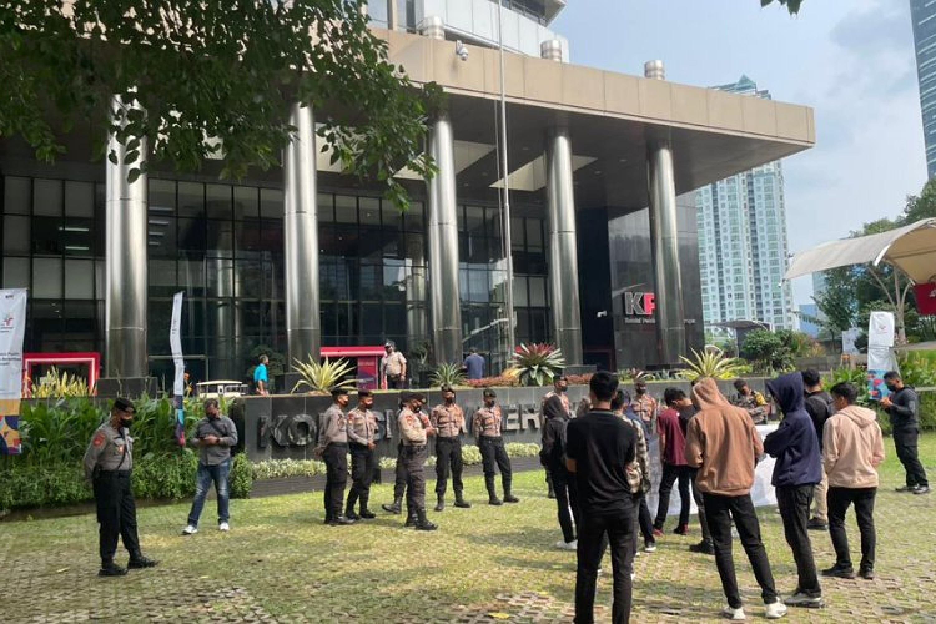 Unjuk Rasa Digedung KPK RI, KOMANDO Tantang Firly Bahuri “OTT” Gubernur Sultra
