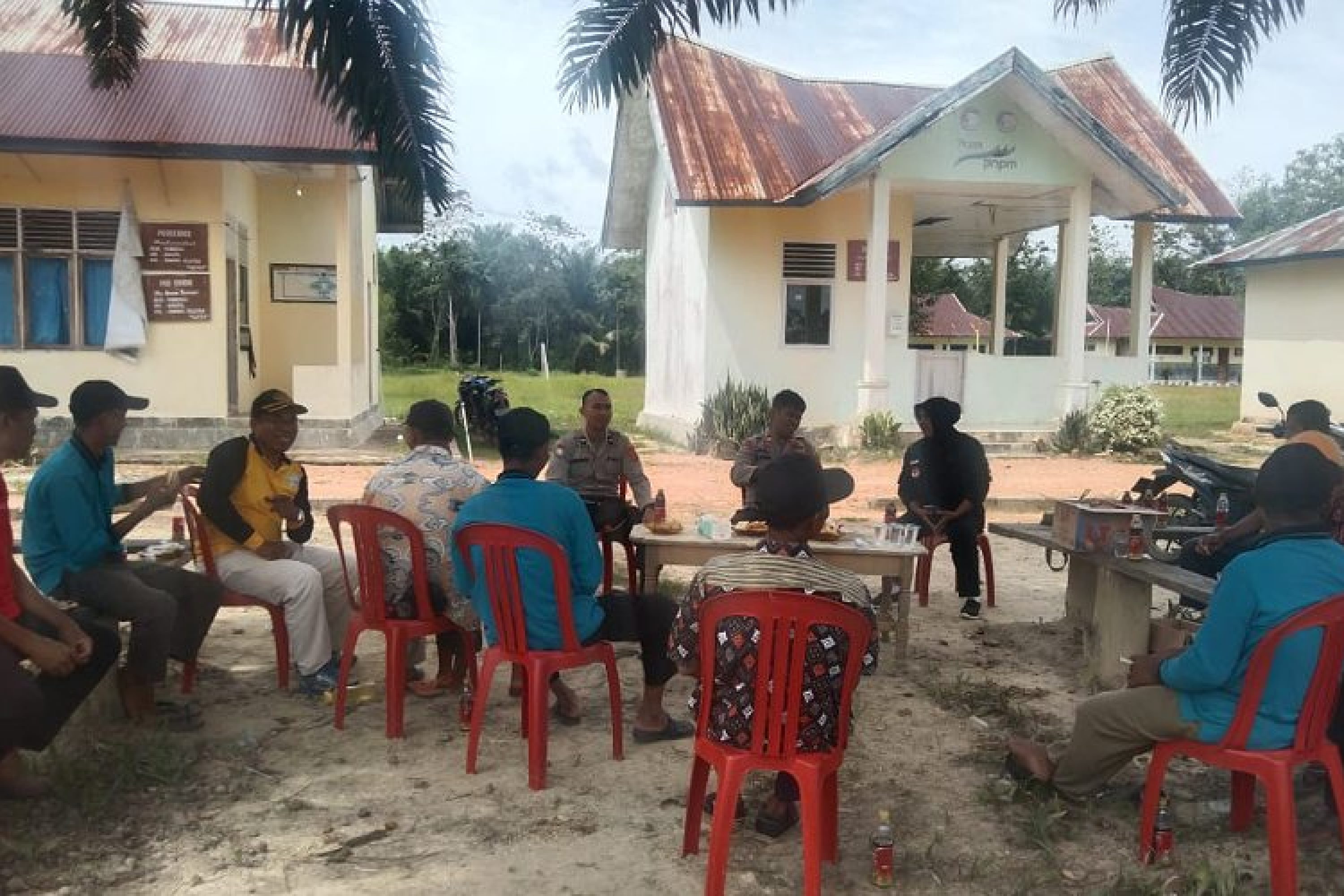 Gelar Jum,at Curhat, Kapolsek Angata Datangi Dan Dengar Keluhan Warga Desa Puunggoni