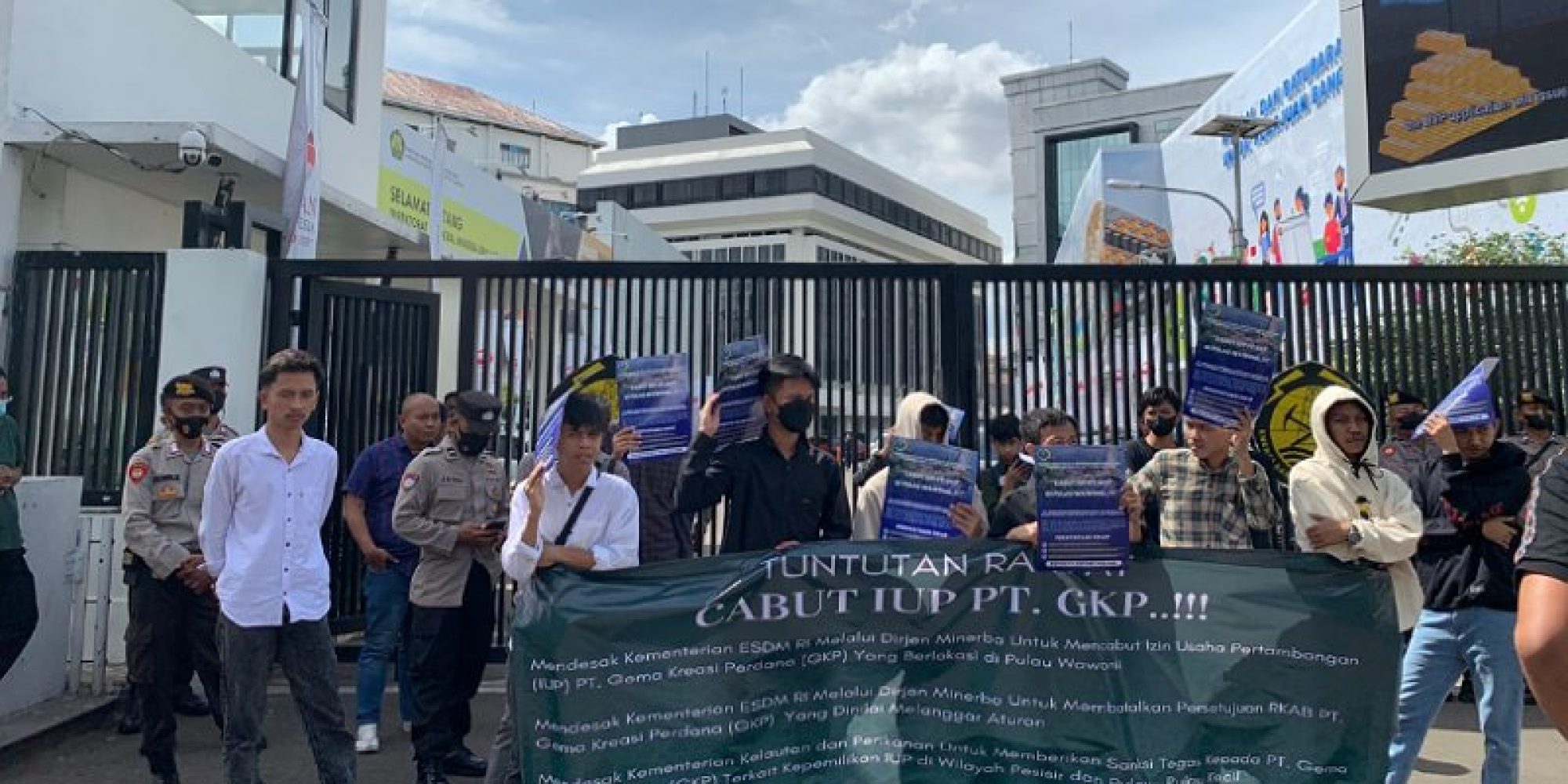 Gelar Unras didepan Direktorat Jenderal Mineral dan Batubara, AMPUH SULTRA Menolak Hadirnya PT.GKP di Pulau Wawoni