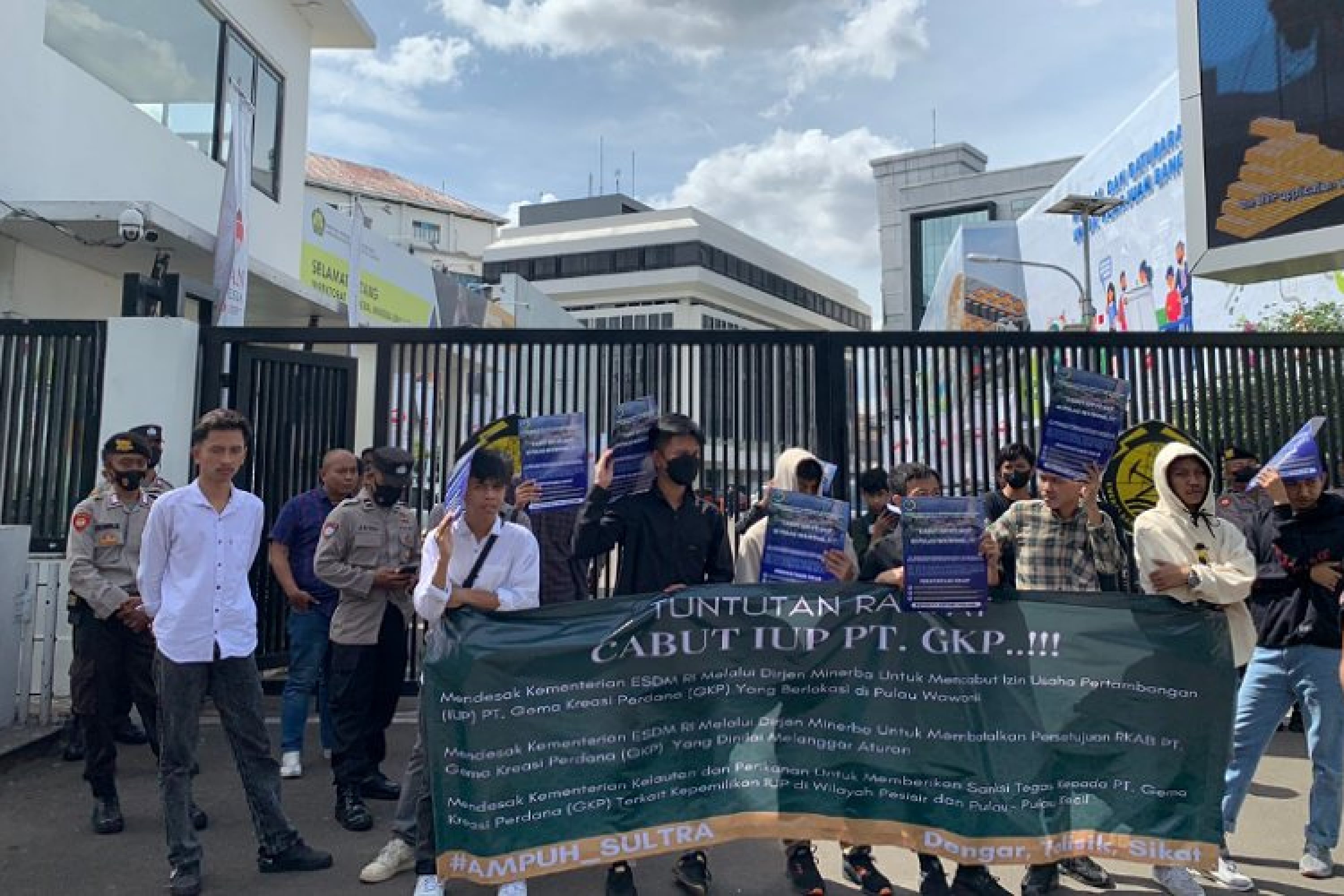 Gelar Unras didepan Direktorat Jenderal Mineral dan Batubara, AMPUH SULTRA Menolak Hadirnya PT.GKP di Pulau Wawoni