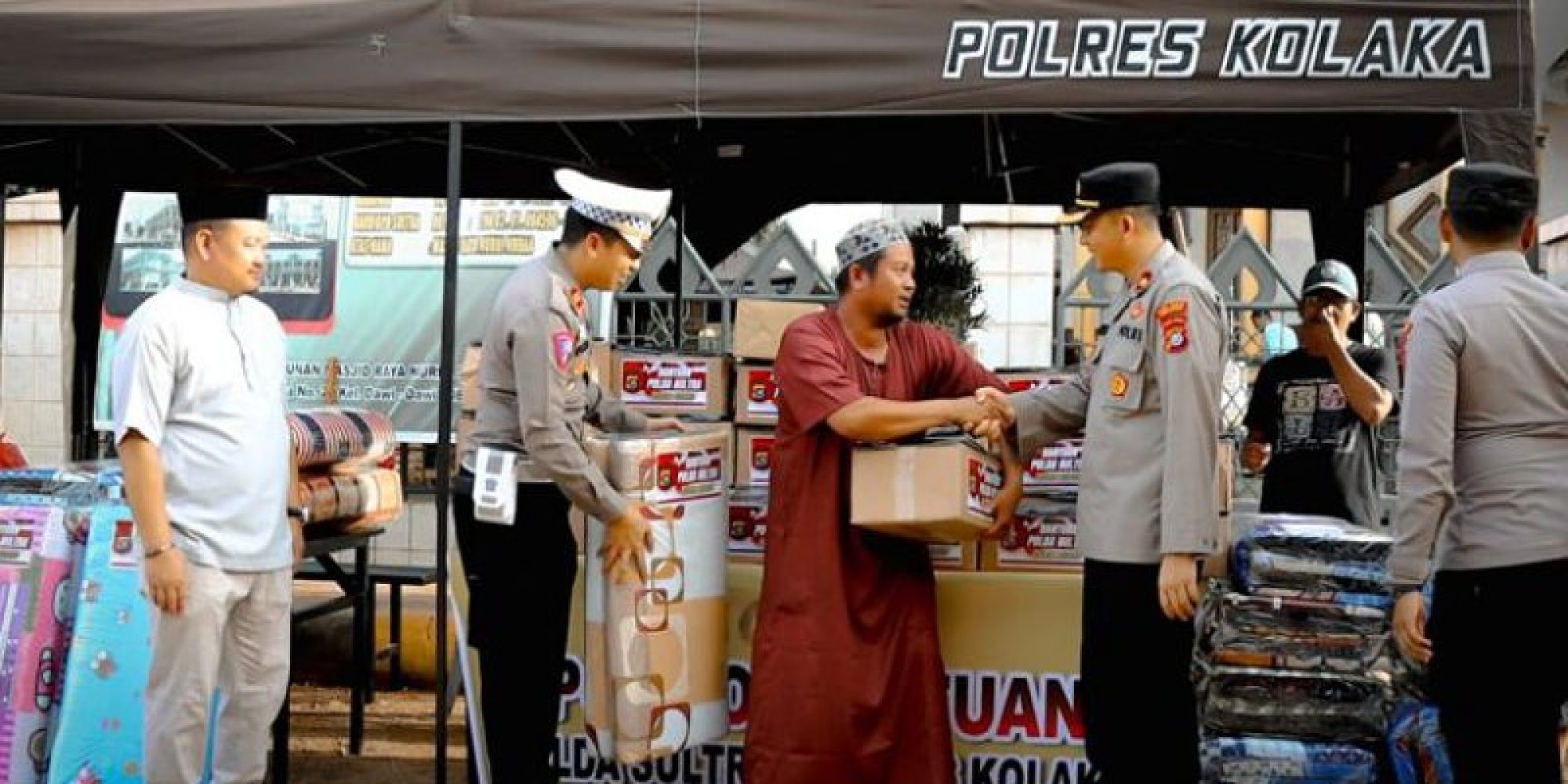 Peduli Warga Korban Kebakaran Di Kolaka, Polri Beri Bantuan Berupa Sembako