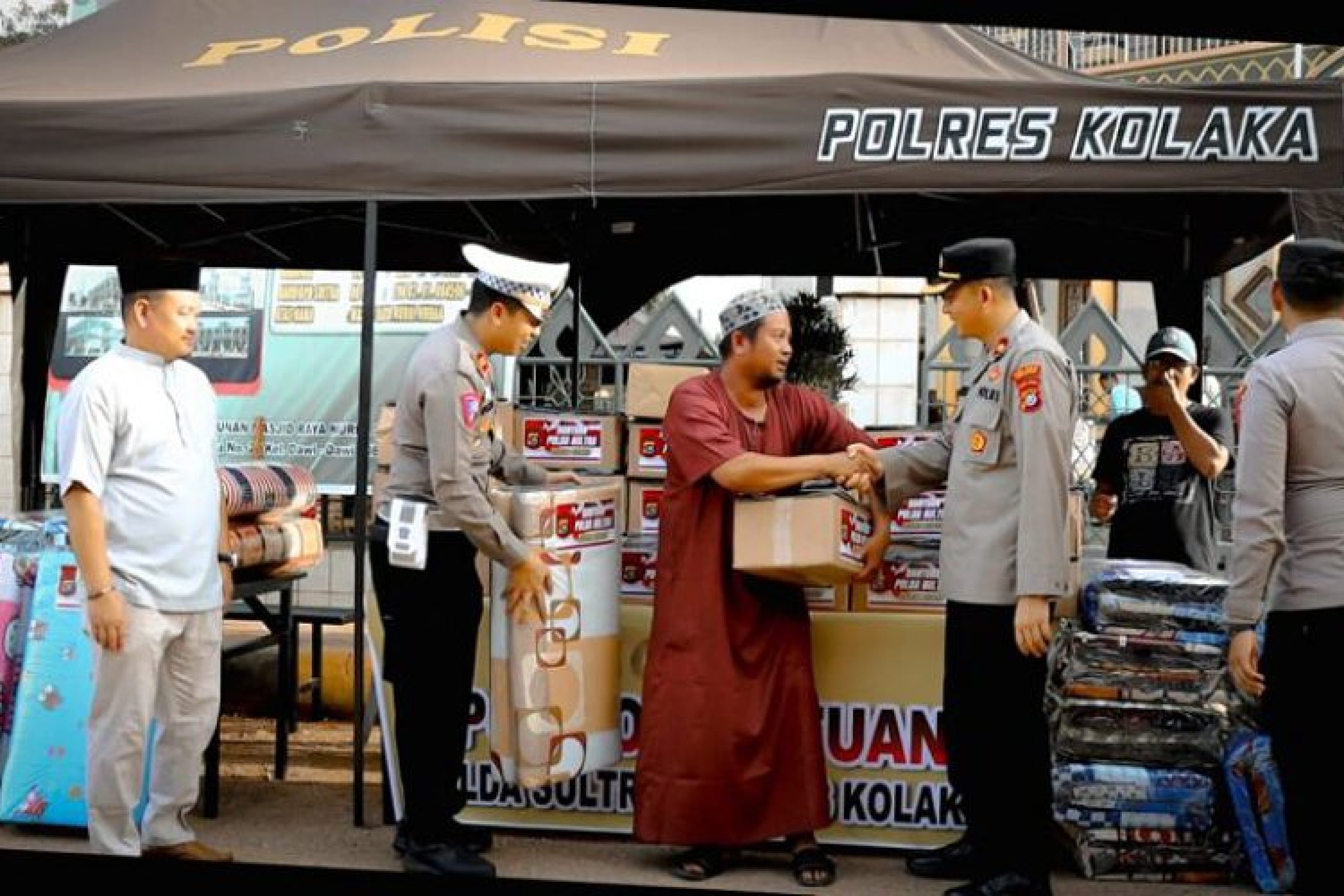 Peduli Warga Korban Kebakaran Di Kolaka, Polri Beri Bantuan Berupa Sembako