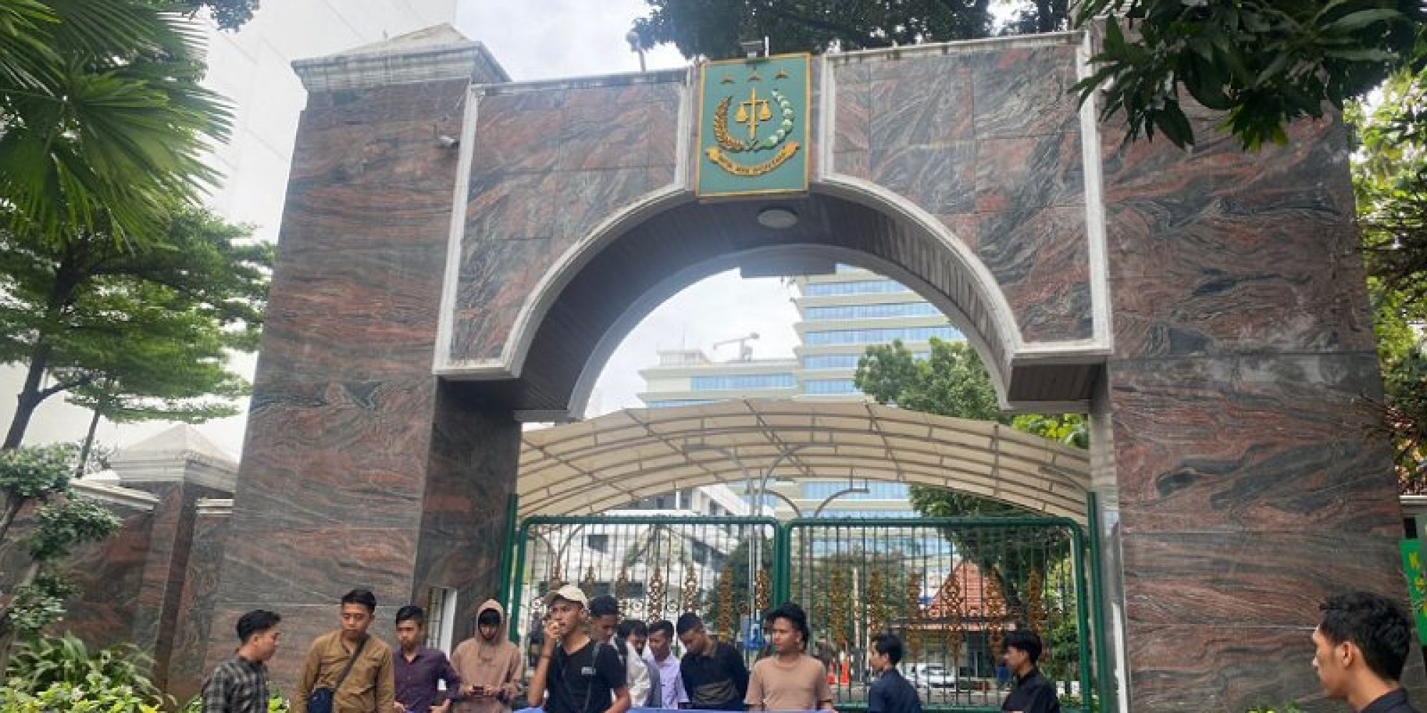 Geruduk Gedung Kejagung RI, Pembom Sultra Minta KPU Konkep di Proses Hukum