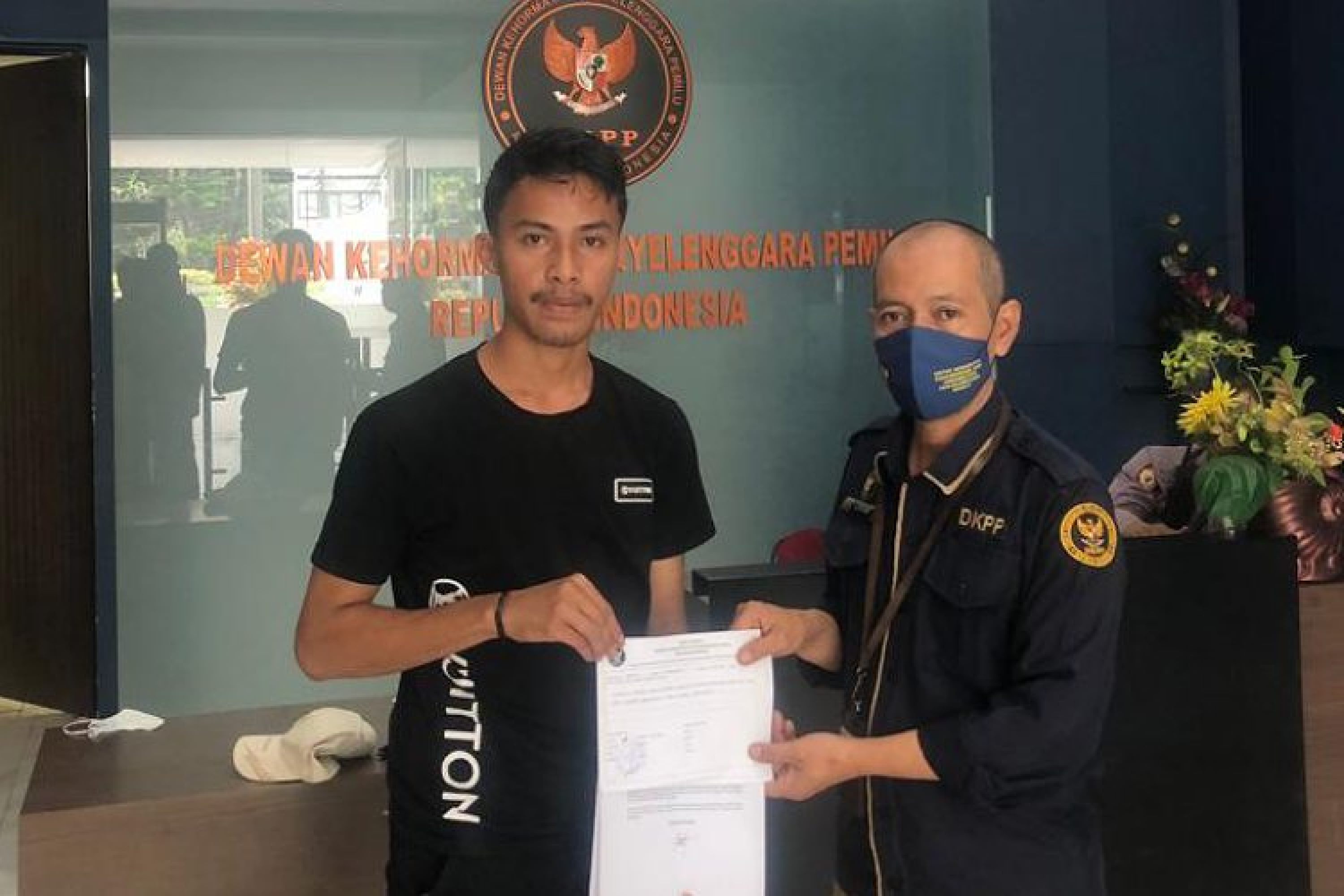 Aksi depan DKPP RI, Pembom Sultra Desak segera evaluasi Komisioner KPU Konkep
