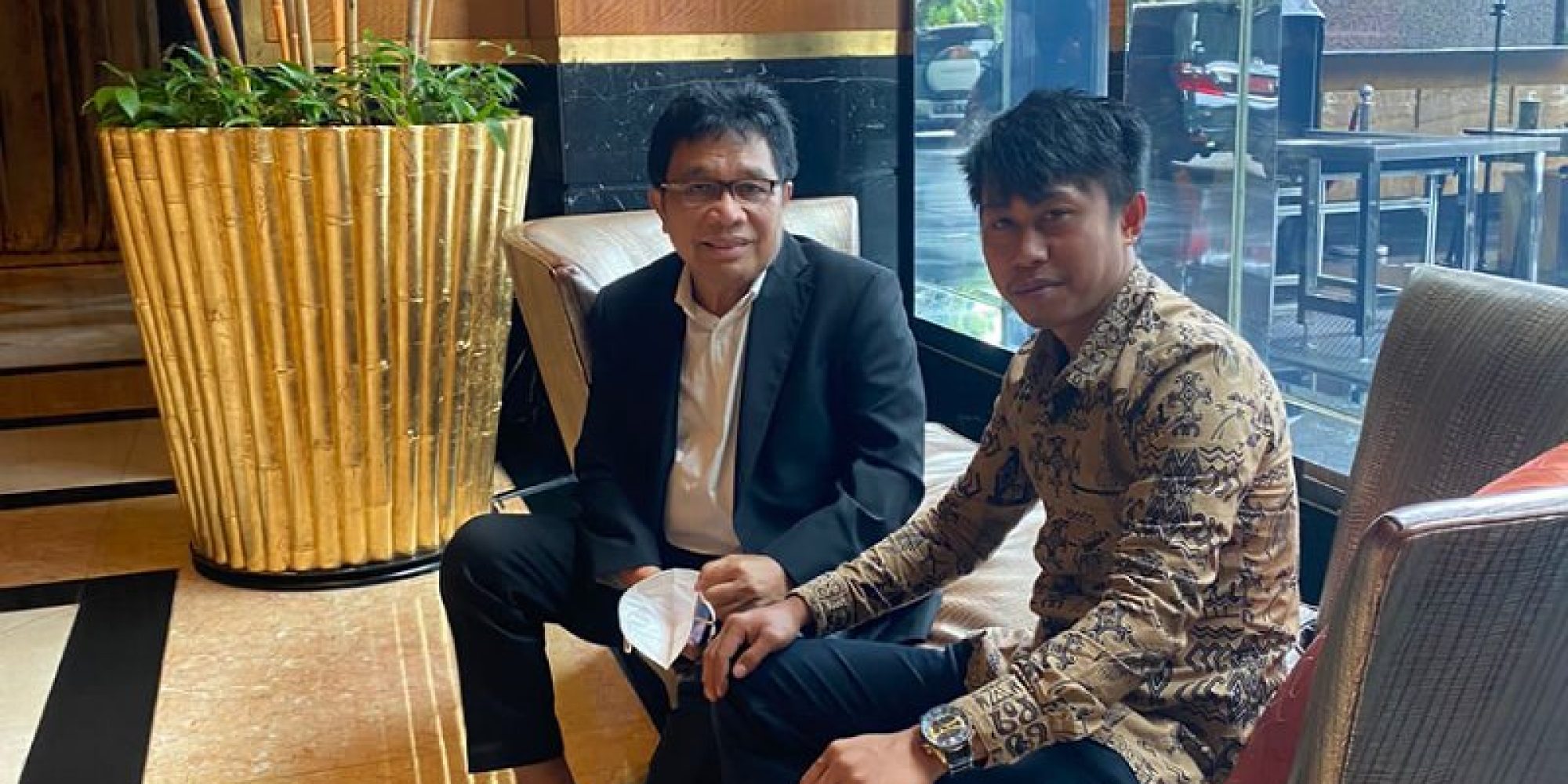 Temui Ridwan Bae, Awaludin Sisila Minta RB Konsisten Mengawal Pekerjaan Jalan Poros Ambaipua – Lambuya Hingga Tuntas