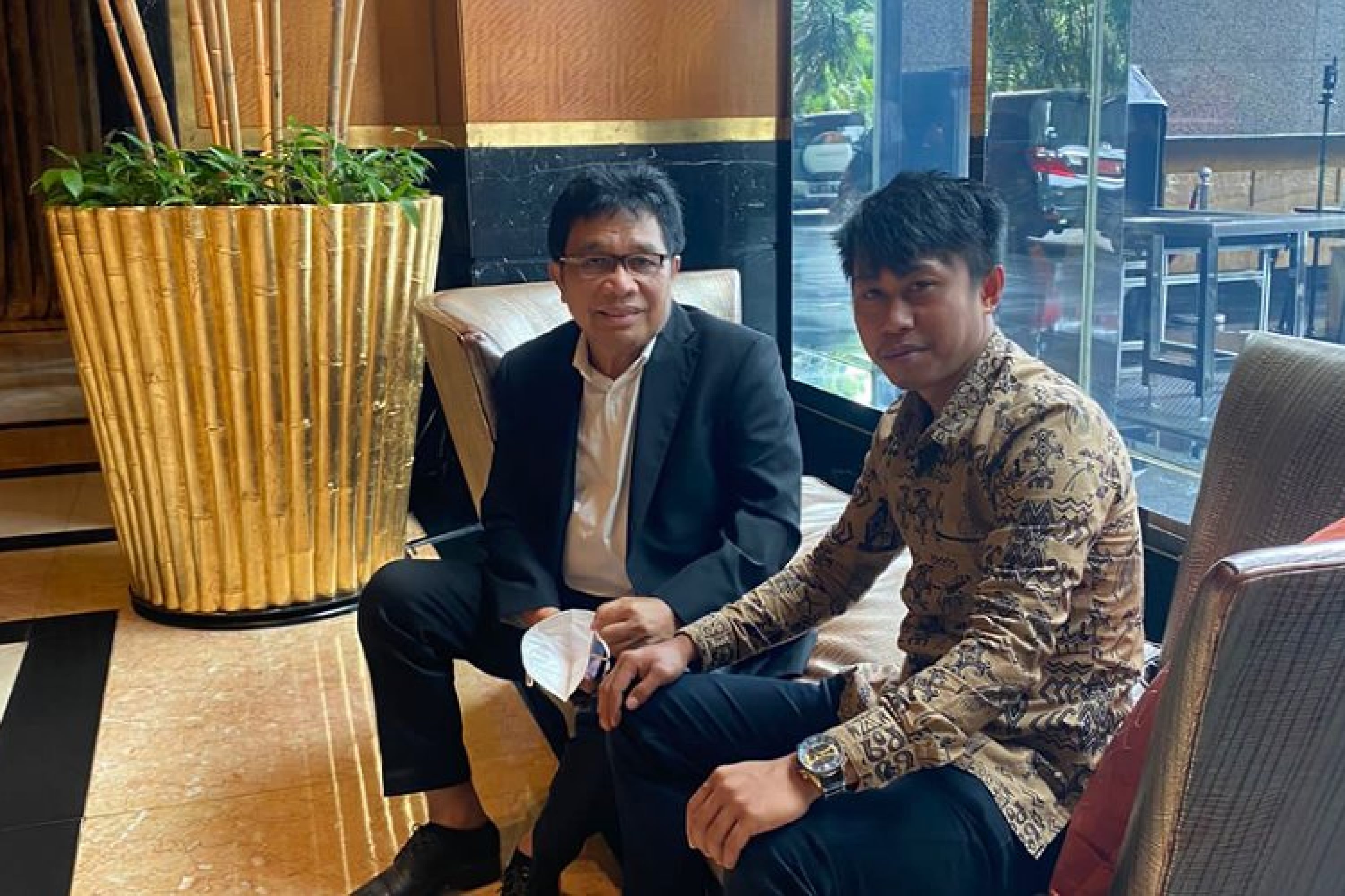 Temui Ridwan Bae, Awaludin Sisila Minta RB Konsisten Mengawal Pekerjaan Jalan Poros Ambaipua – Lambuya Hingga Tuntas