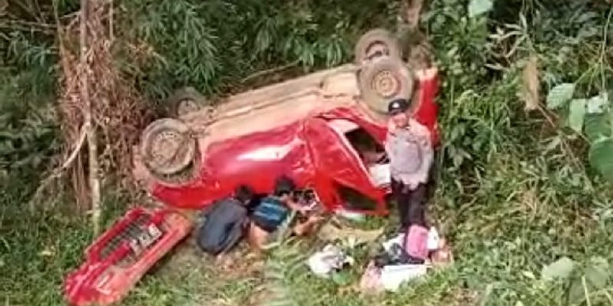 Akibat Pecah Ban, Mobil Merk Wuling Akibatkan Mobil Ayla Jatuh Kejurang
