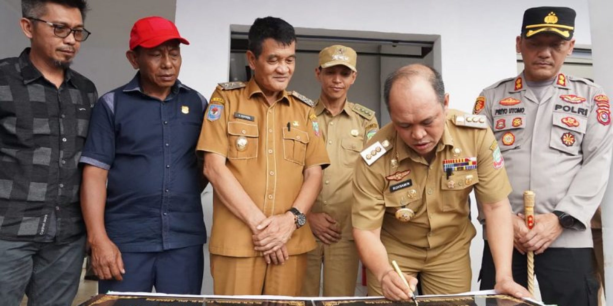 Resmikan Dua Pasar Rakyat, Berikut Harapan Bupati Konut H. Ruksamin