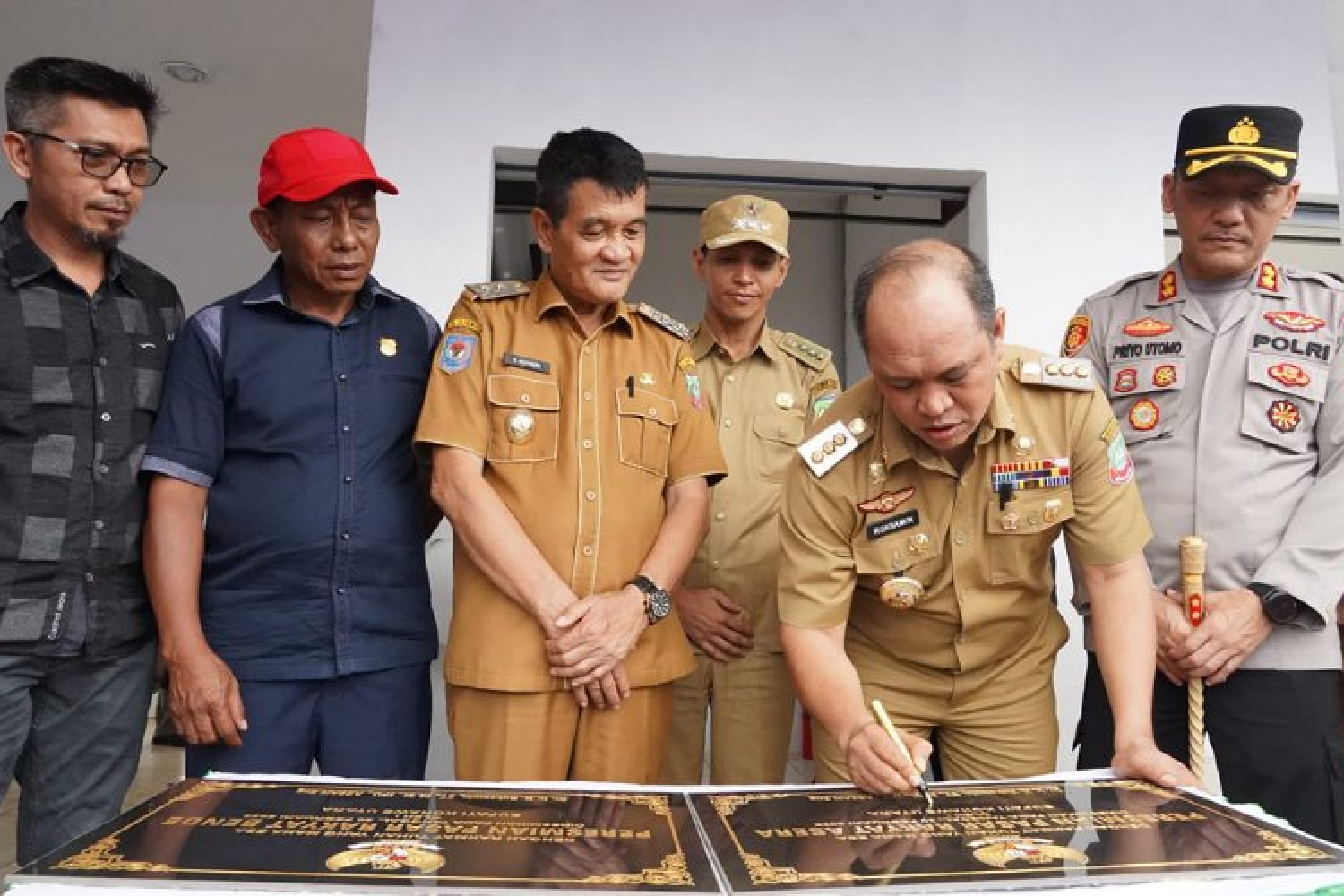 Resmikan Dua Pasar Rakyat, Berikut Harapan Bupati Konut H. Ruksamin