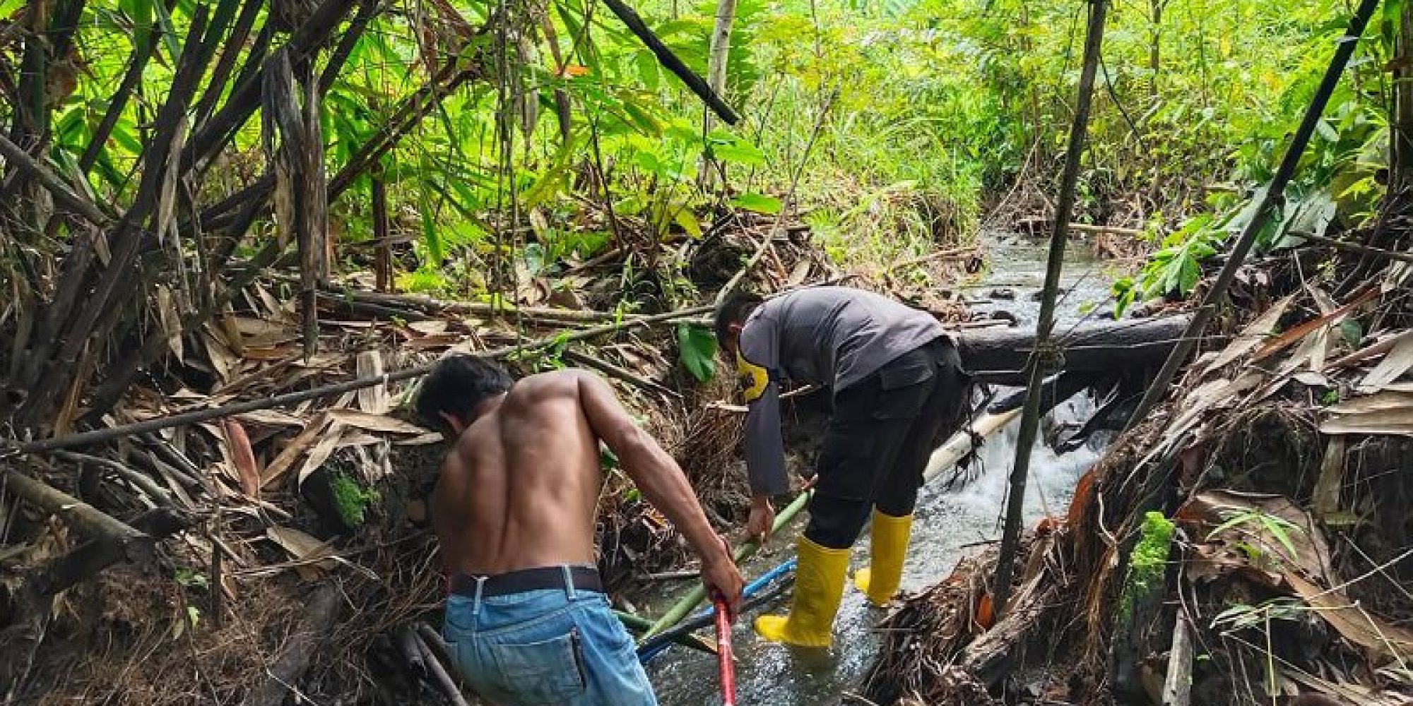 Peduli Terhadap Warga Binaannya, Bhabinkamtibmas Polsek Asera membantu Memperbaiki Aliran Air Ledeng