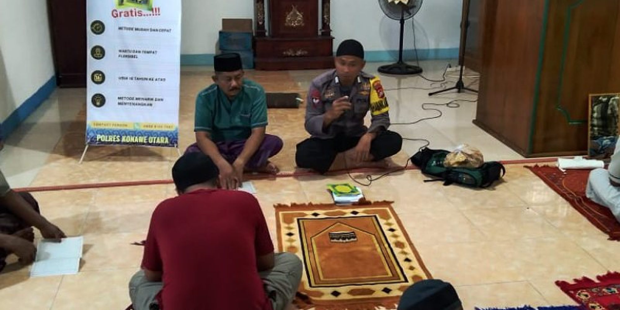 Jalin silaturahmi, Bhabinkamtibmas  melaksanakan safari sholat subuh di desa binaan