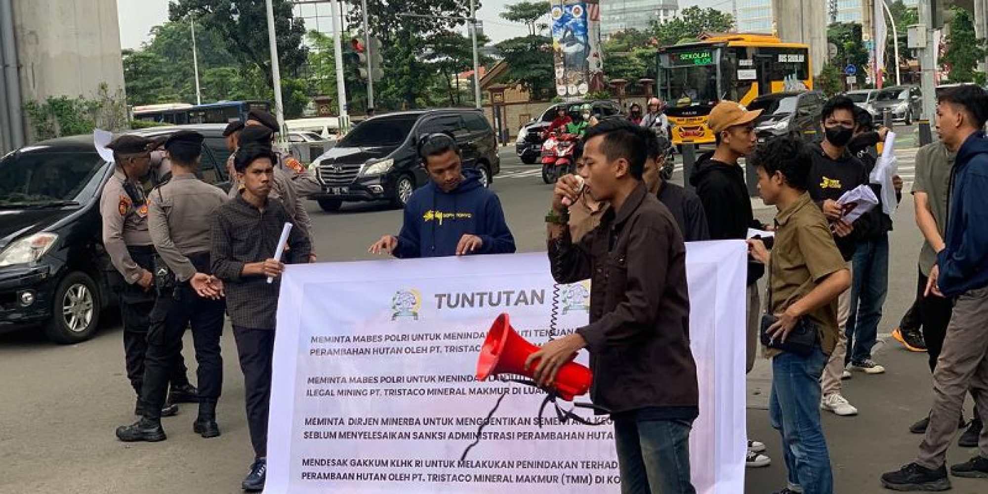 Ampuh Sultra Beberkan Sederet Kasus PT. TMM Dalam Unras di Ditjen Minerba dan Mabes Polri