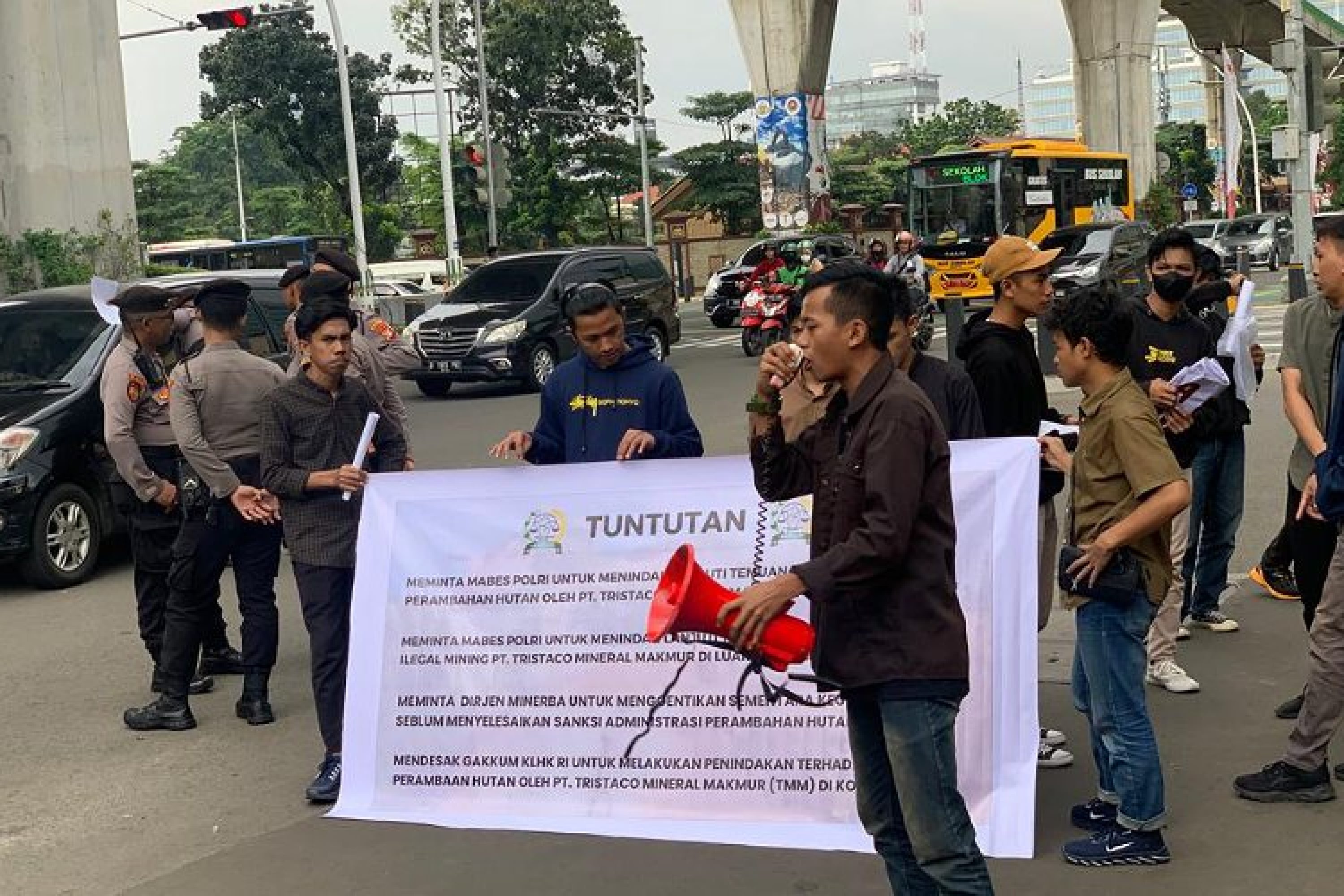 Ampuh Sultra Beberkan Sederet Kasus PT. TMM Dalam Unras di Ditjen Minerba dan Mabes Polri