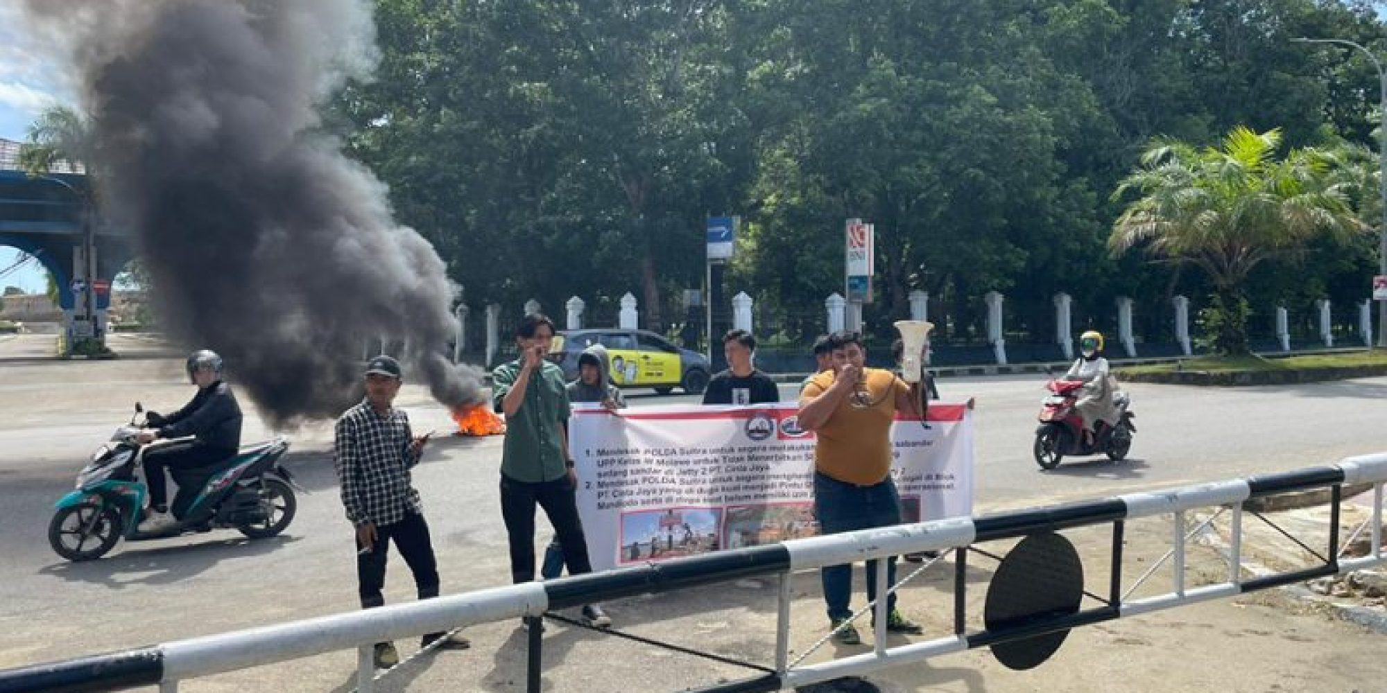 Unras di Depan Mapolda Sultra, KP2D Sultra: Siapa Yang Melegalkan Jetty II PT. Cinta Jaya