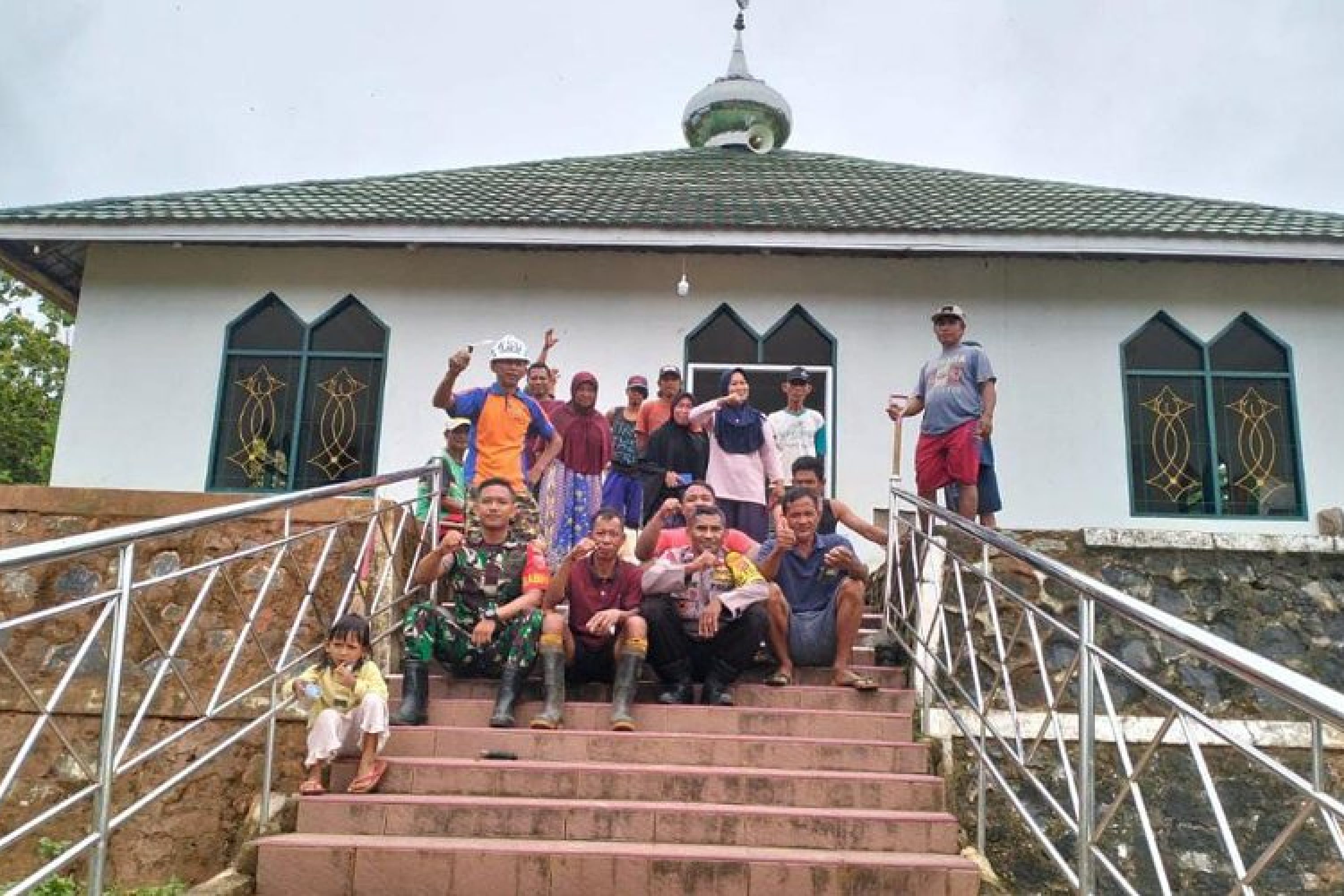 Kodim 1430 Konut, Melalui Babinsa Koramil 1430-02 Asera Bersama Babinkantibmas Gelar Baksos Di Wilayah Binaan