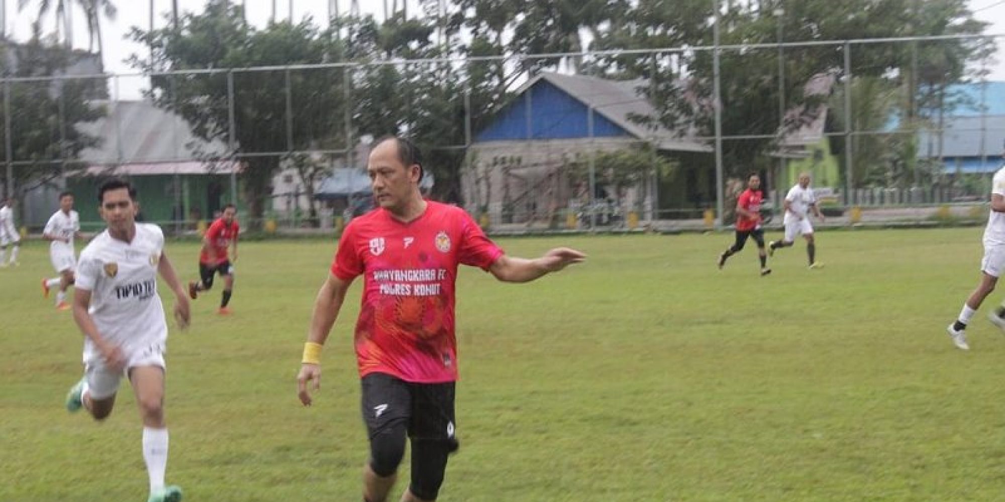 2 Gol Dicetak AKBP Priyo Utomo, S.H.,S.I.K Dalam Persahabatan Antara Bhayangkara Konut VS Bhayangkara Polda Sultra