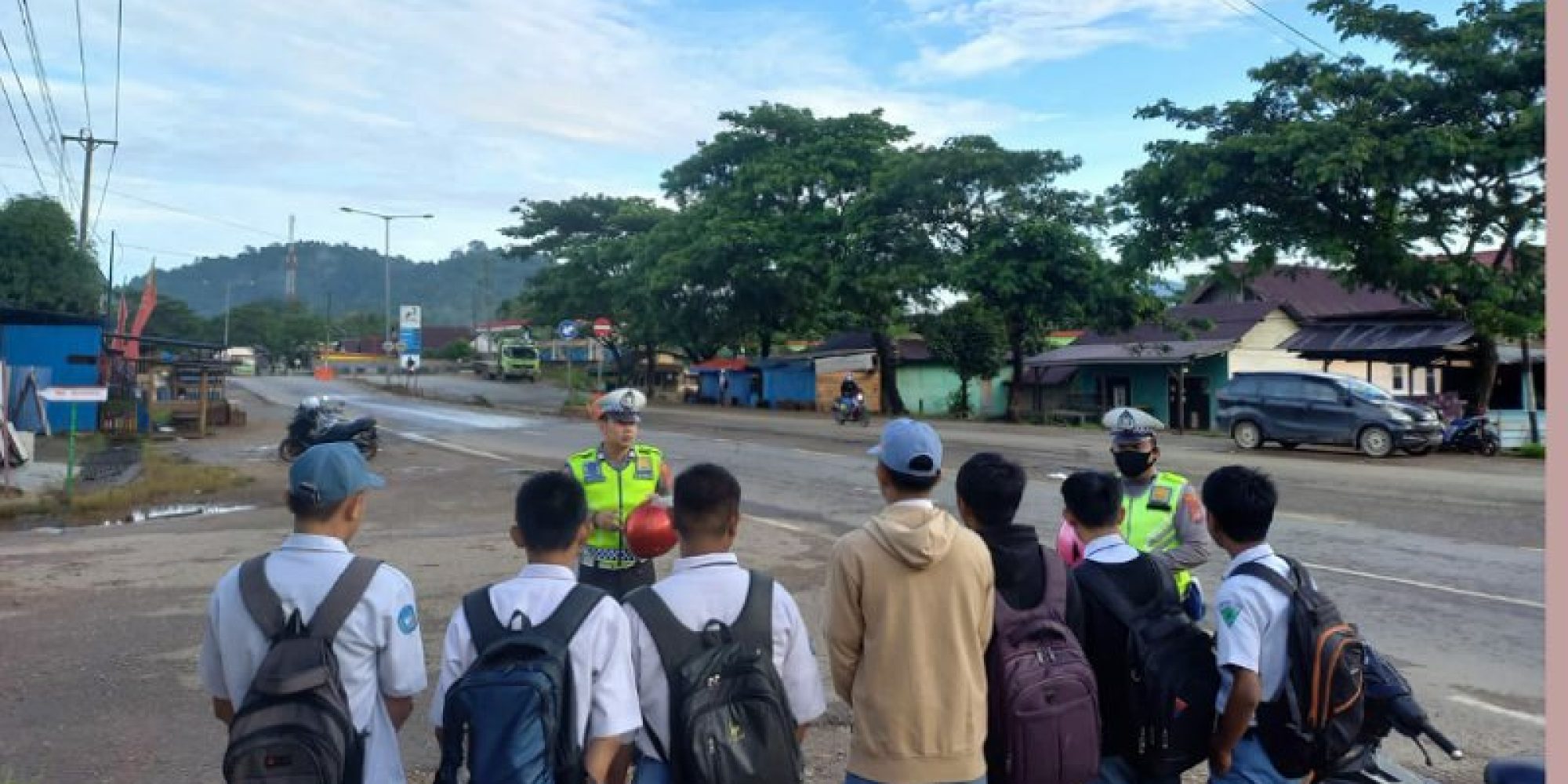 Ingatkan Pentingnya Memakai Helm Saat Berkendara Satlantas Polres Konut Gelar Patroli