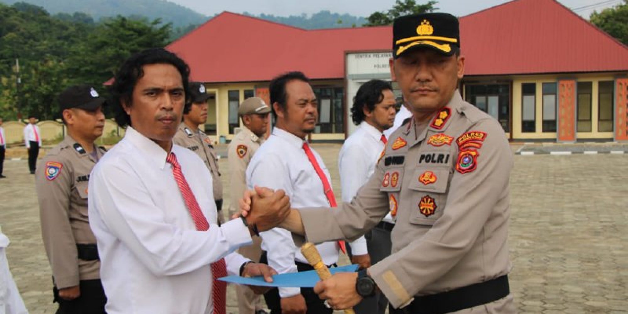 Kapolres Konut Beri Penghargaan 11 Anggota Yang Berprestasi