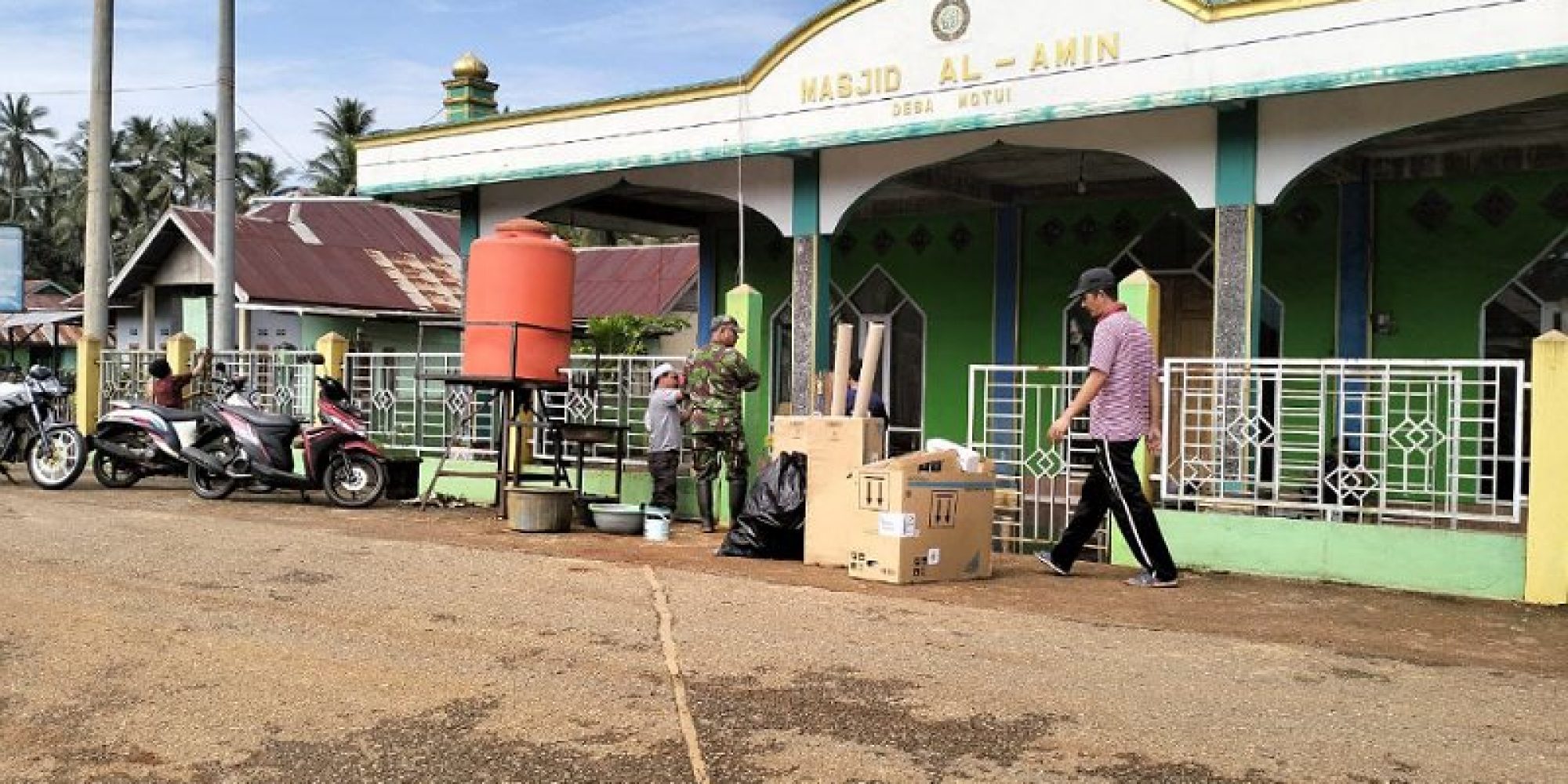 Babinsa Koramil 1430-01/Lasolo Ajak Warga Desa Motui Lakukan Jum’at Bersih