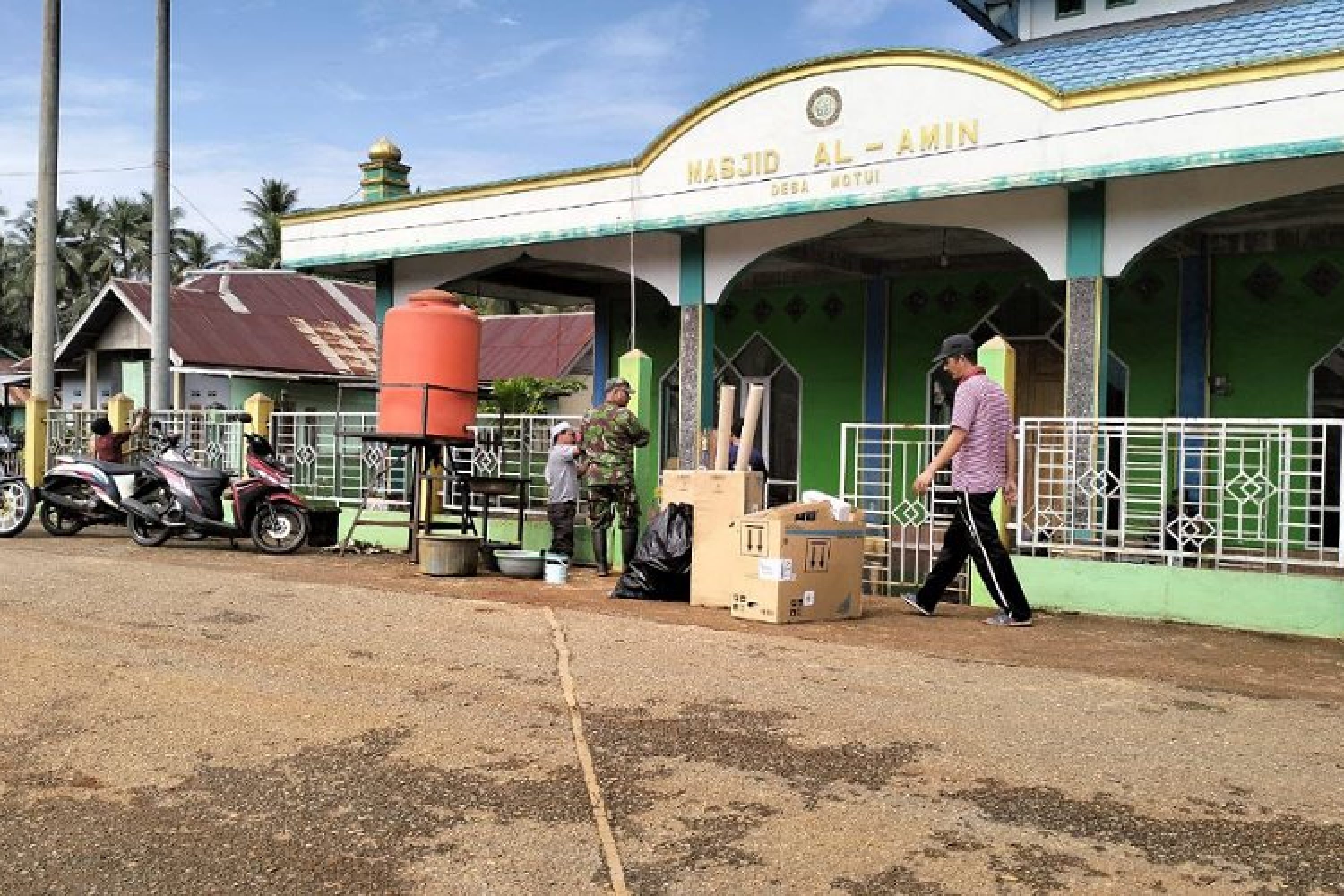 Babinsa Koramil 1430-01/Lasolo Ajak Warga Desa Motui Lakukan Jum’at Bersih