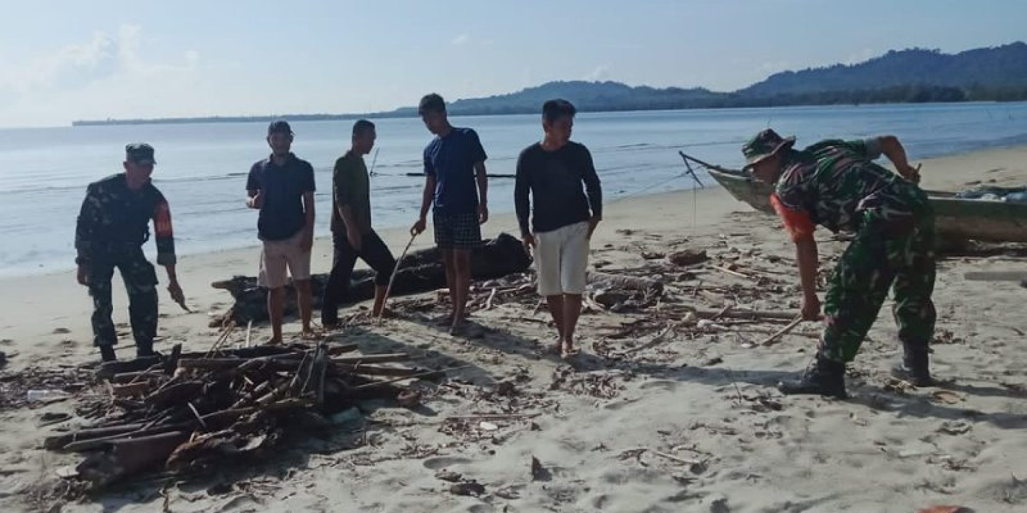 Peduli Terhadap Kebersihan Lingkungan, Kodim 1430/Konut Gelar Karja Bakti Di Pantai Taipa