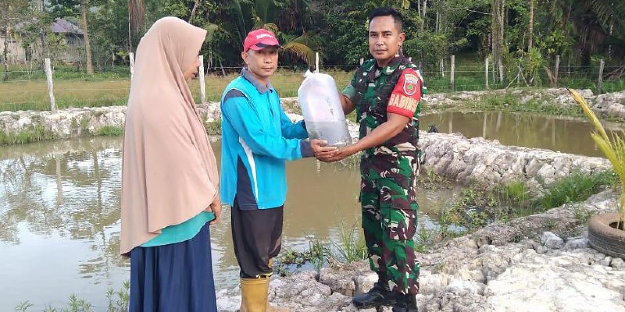 Tingkatkan Ketahanan Pangan, Babinsa 1430-02 Asera Berikan Bibit ikan Nila Kepada Masyarakat