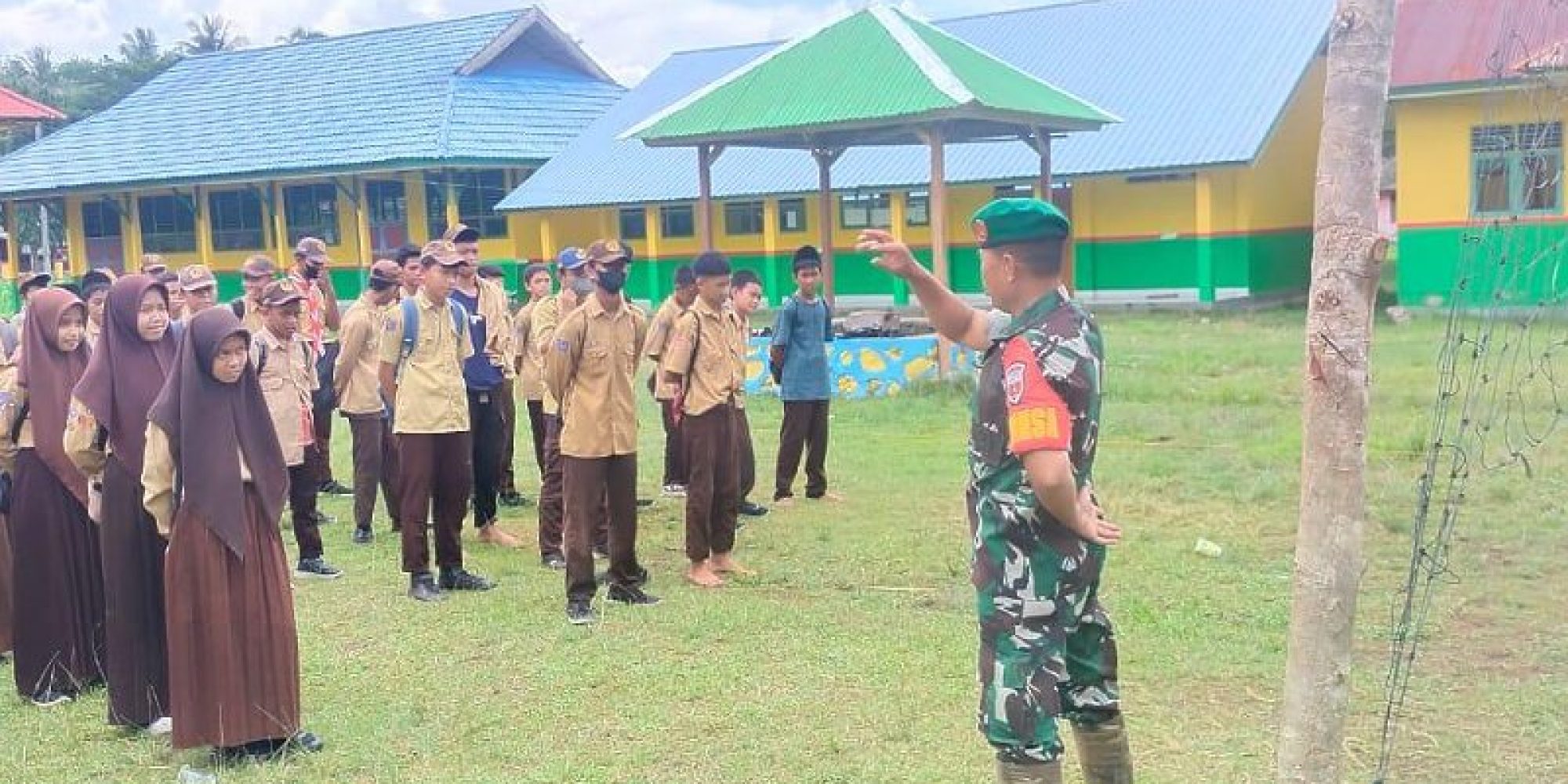Babinsa Koramil 1430-01/ Lasolo Beri Bimbingan Pada Pelajar SMPN 1 Motui Yang Melaksanakan Pesantren Kilat