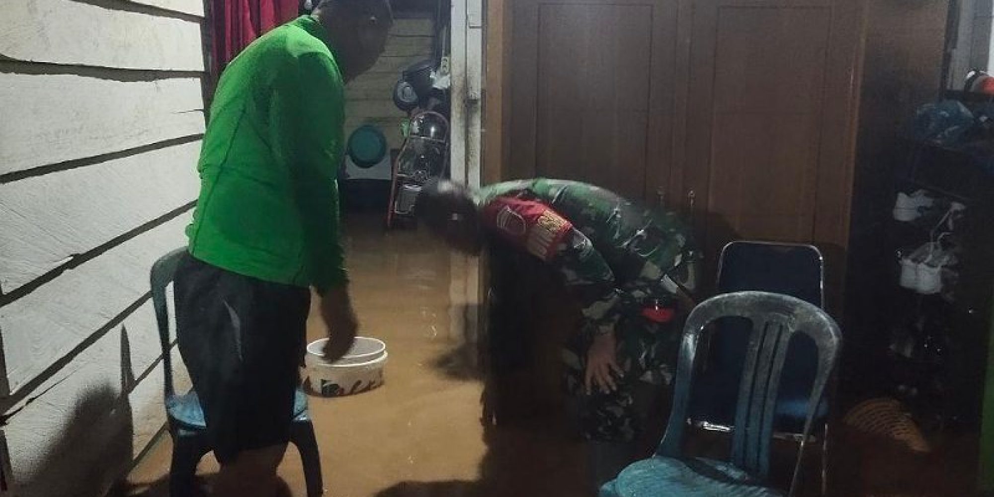 Peduli Terhadap Korban, Koramil Asera 1430-02 /Membantu Warga Yang Terkena Dampak Banjir