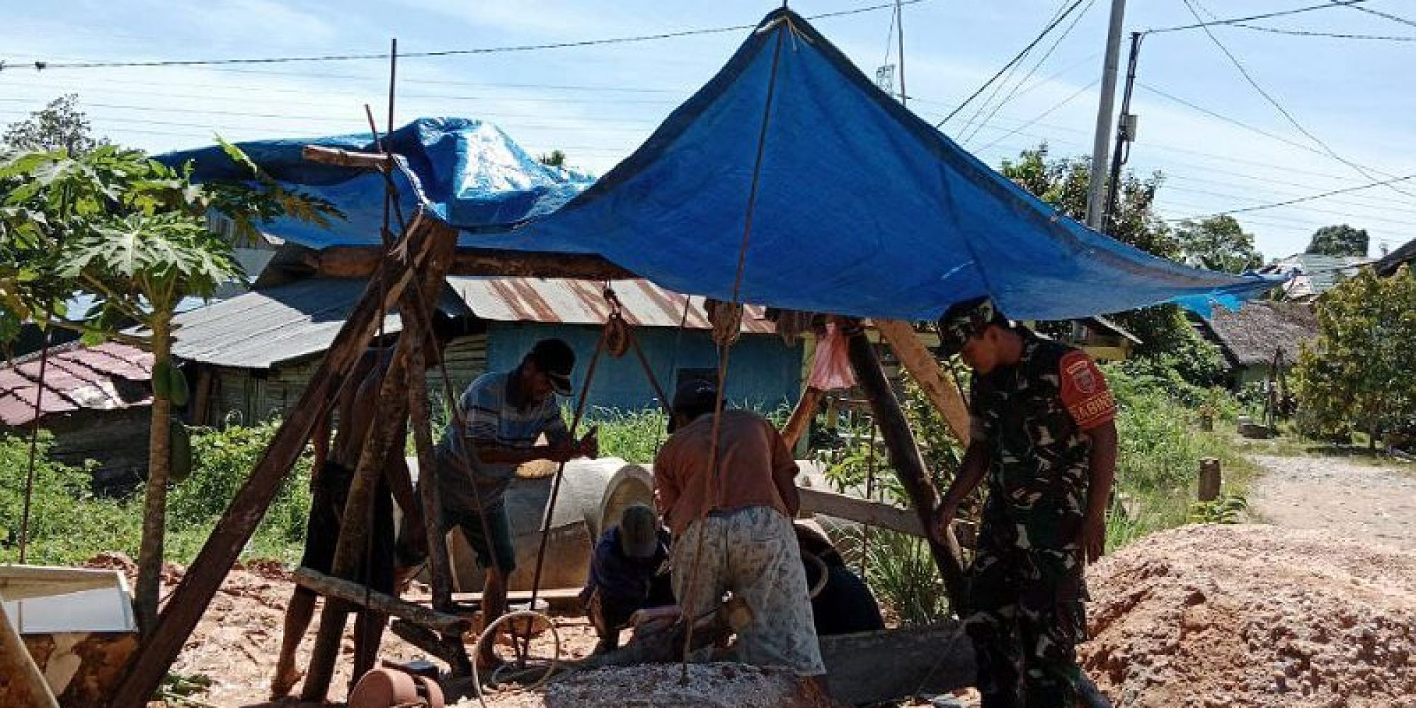 Peduli Terhadap Warga Binaannya, Babinsa Kopda Faisal Nusdin Bantu Warganya  Gali Sumur